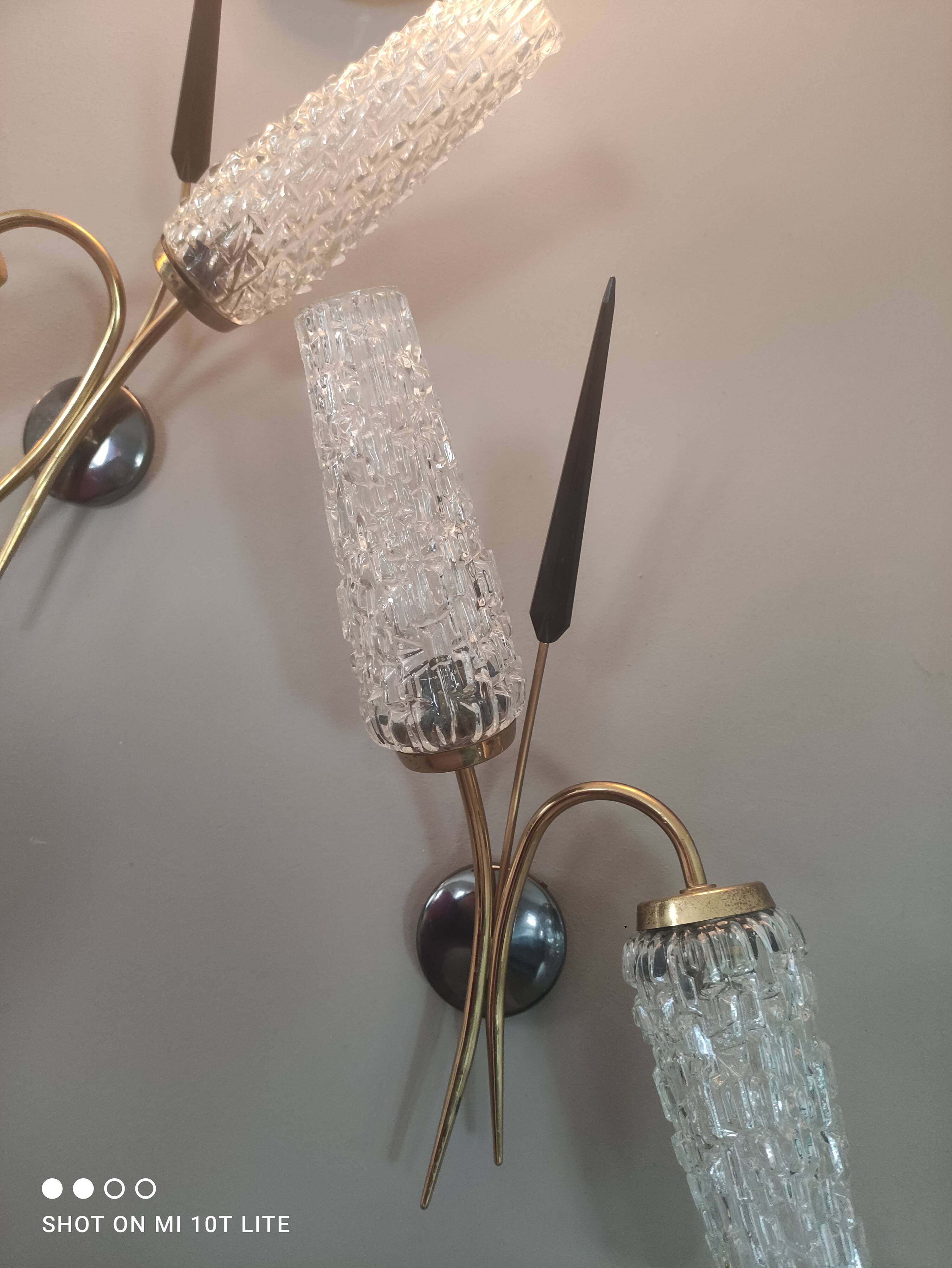 Set of 2 vintage 2-spoke wall lamps in gilded metal and diamond textured tulip glass