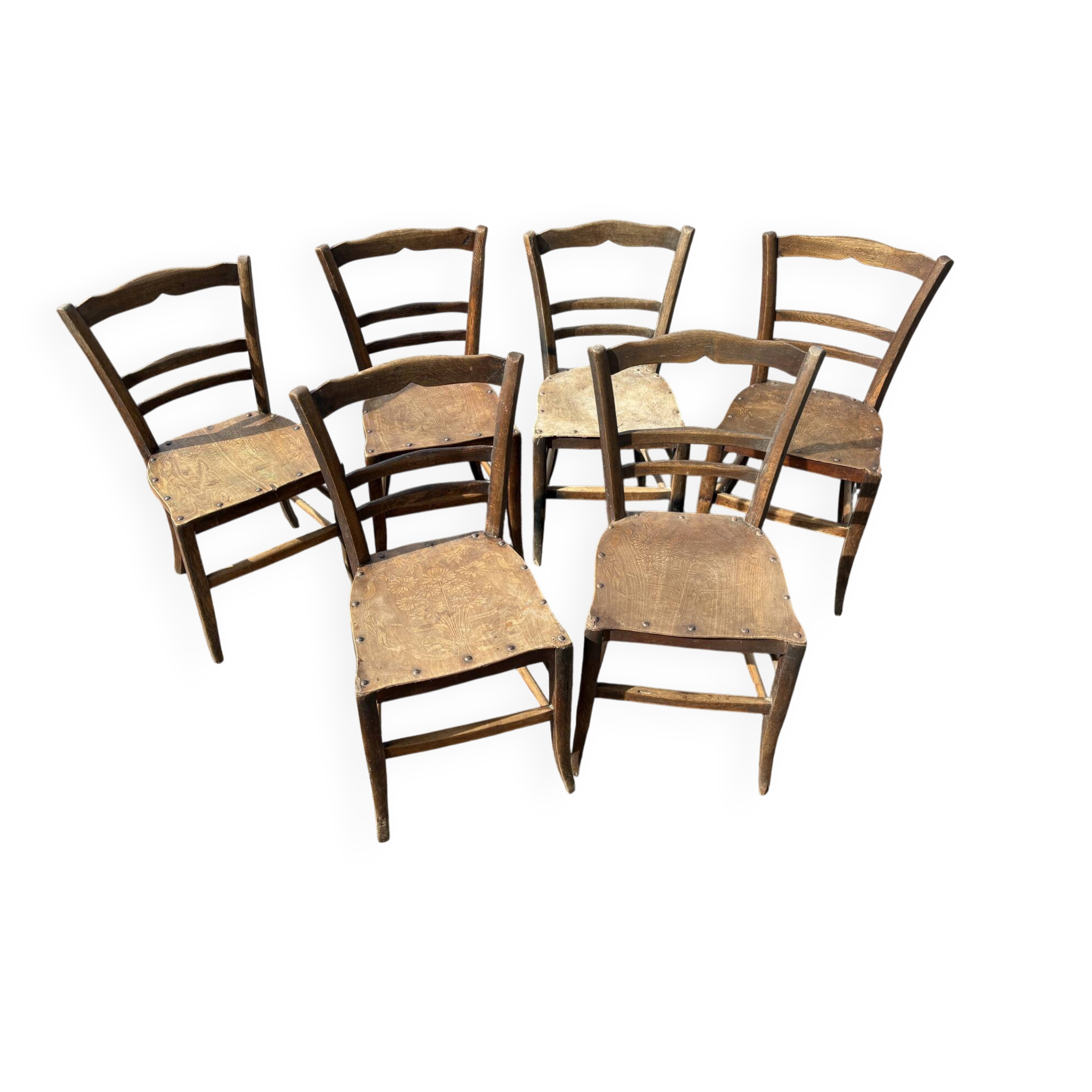 Chaises bistrot cloutées à motifs