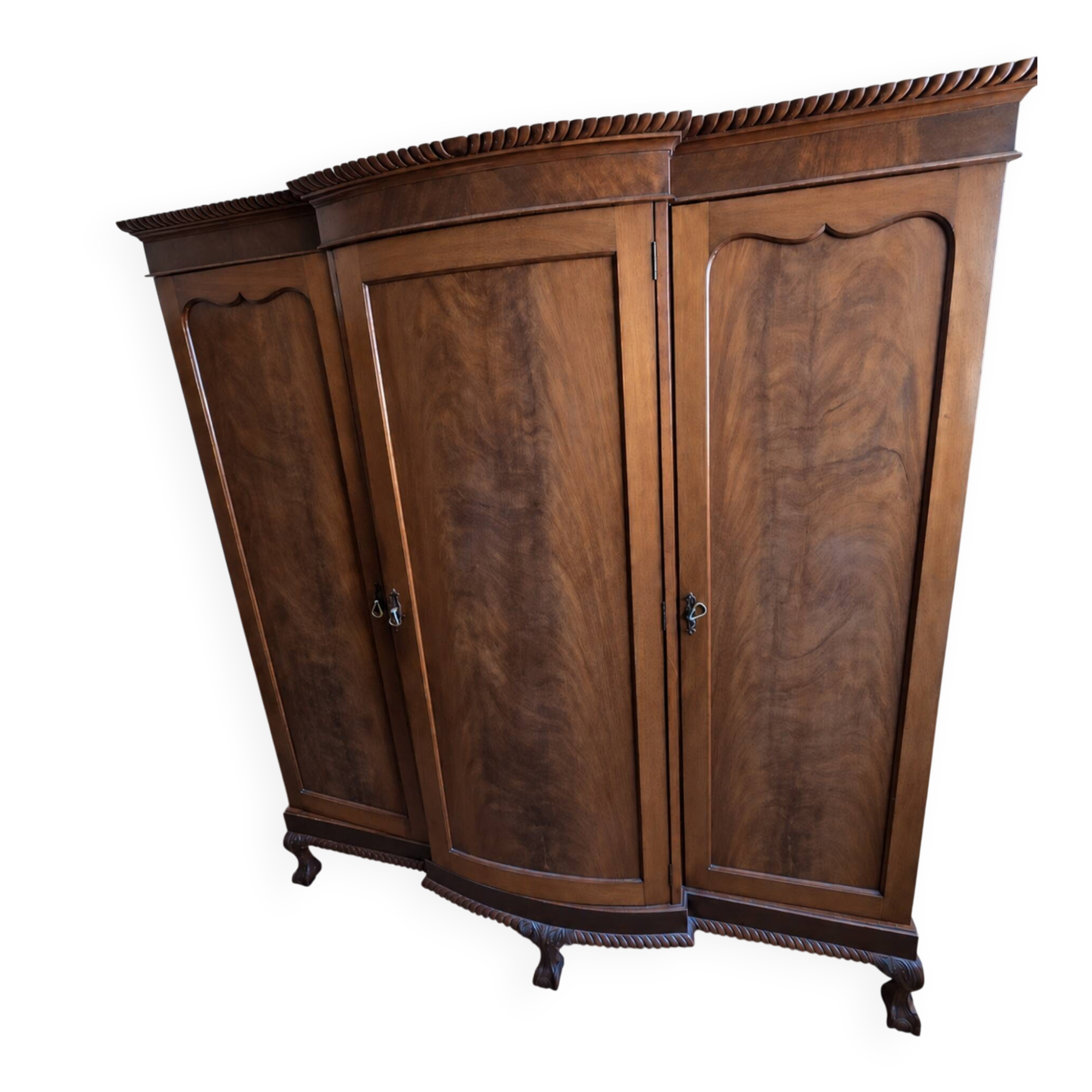 Large English-style wardrobe with a curved front and three doors.