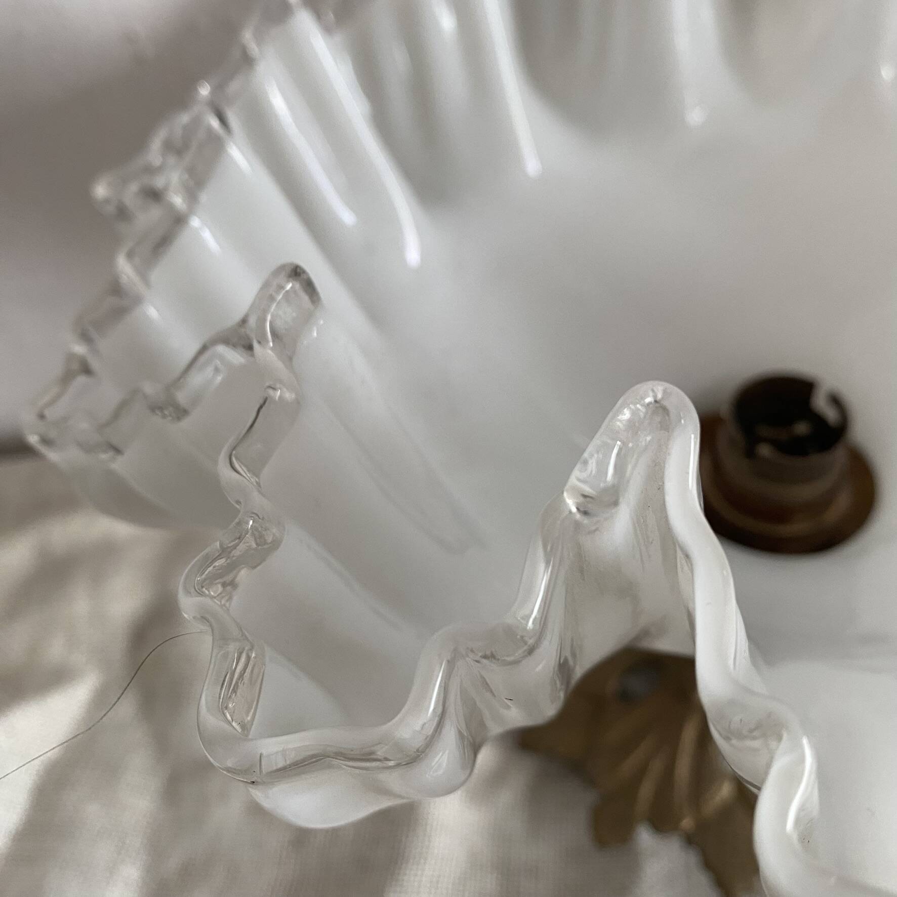 Ancien plafonnier opaline dentelée