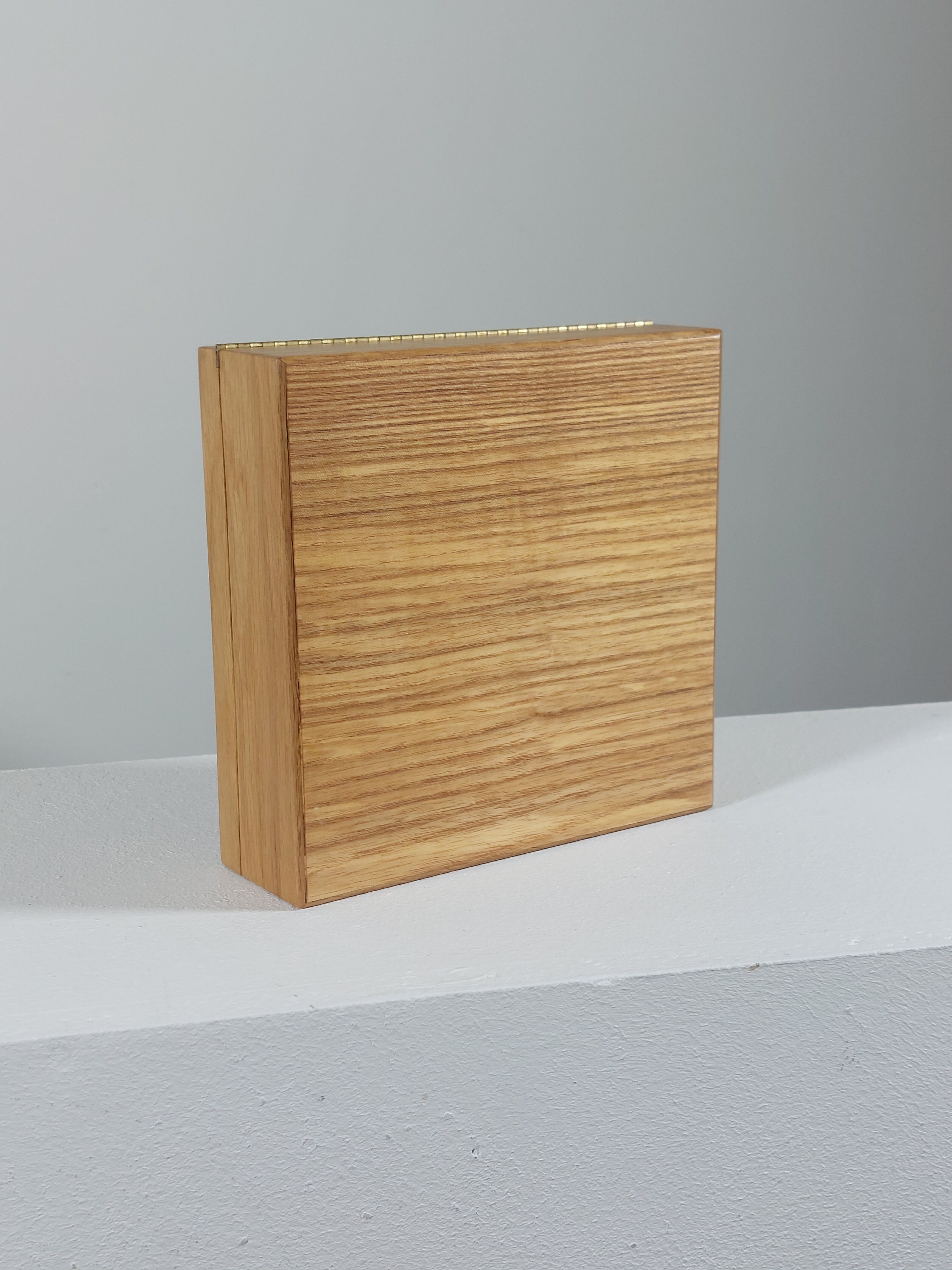 Boîte en bois vintage faite à la main avec des incrustations