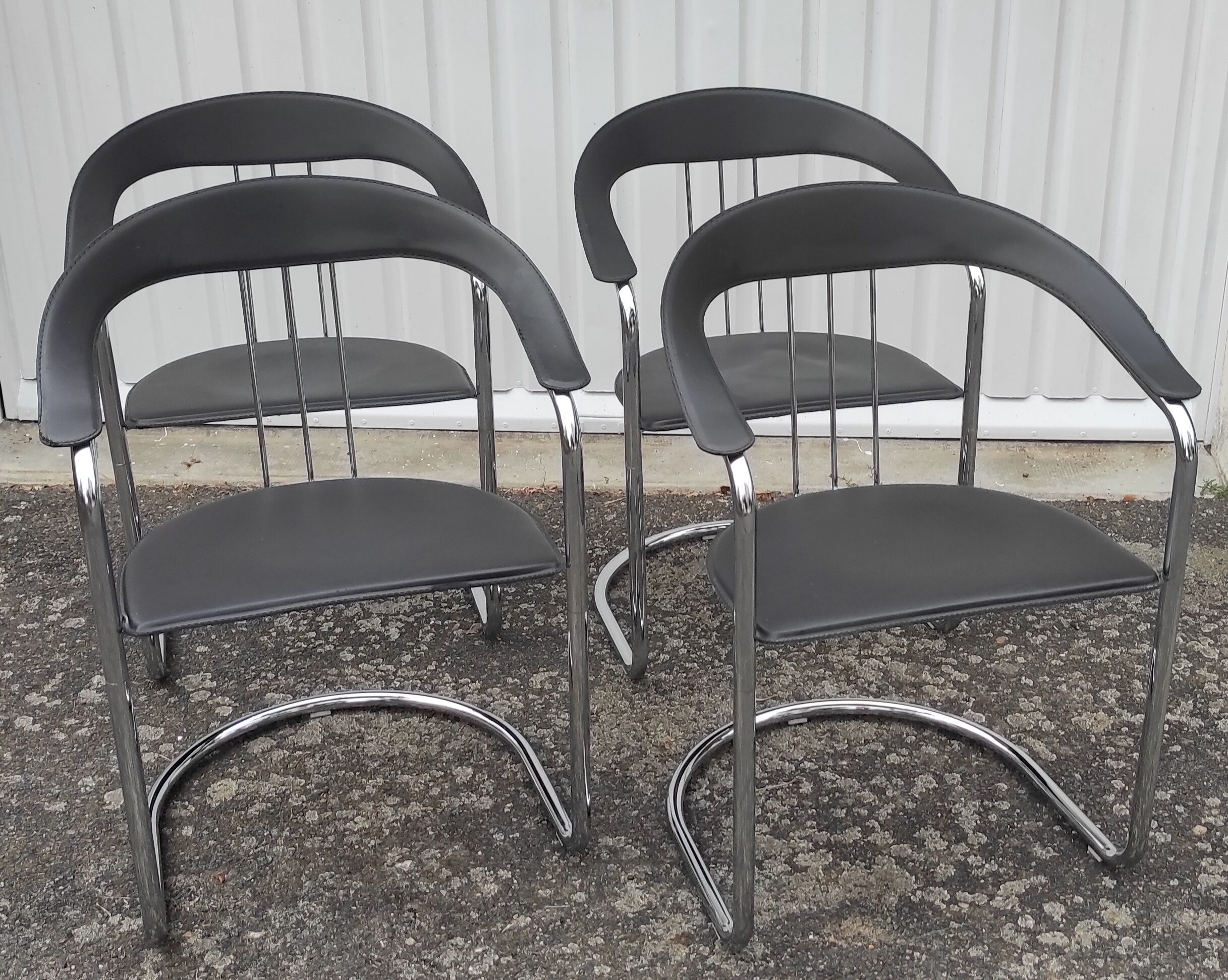 Chrome metal chair and Bauhaus style leather – 70s/80s