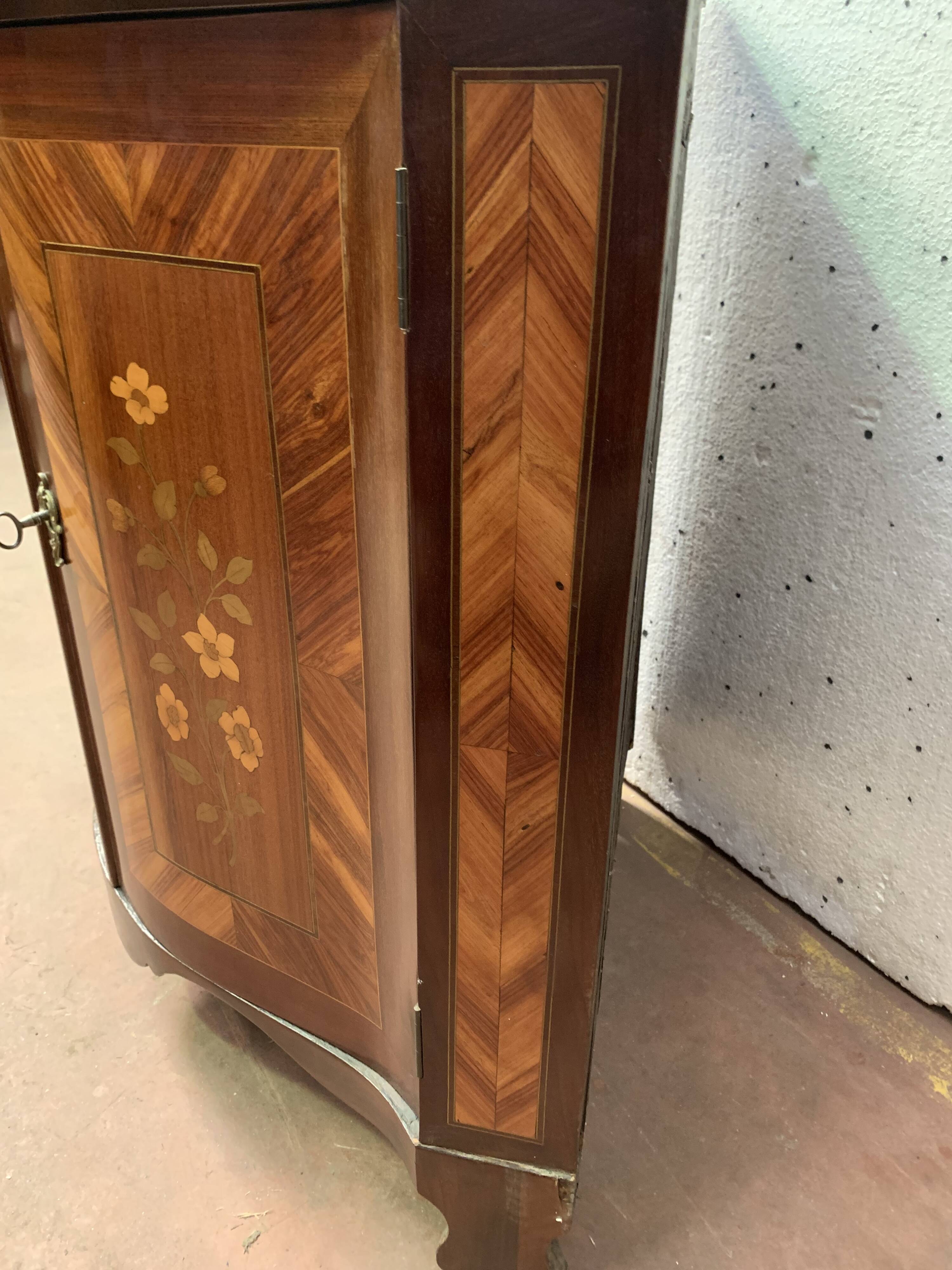 Notch has two curved doors mahogany and rosewood xviii century