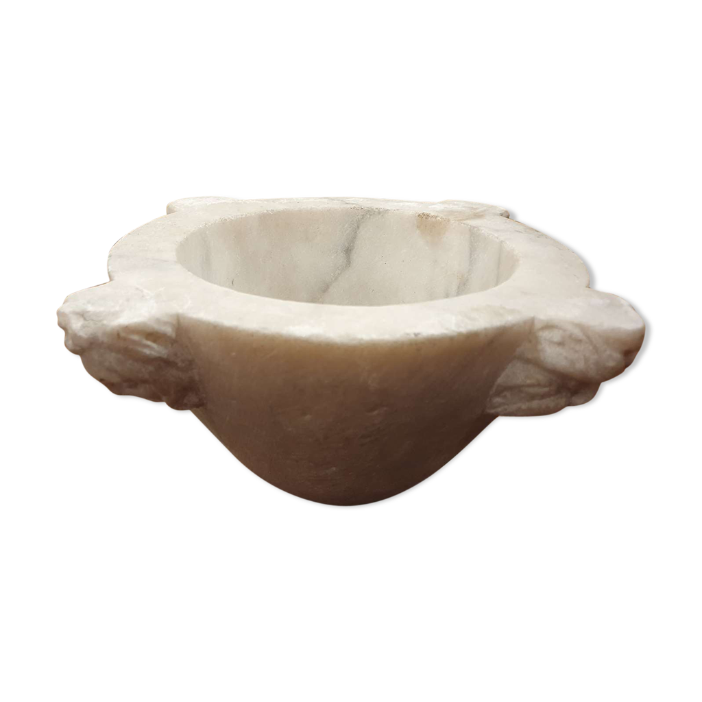 Vasque, mortier en marbre sculpté à décor de centauromachie