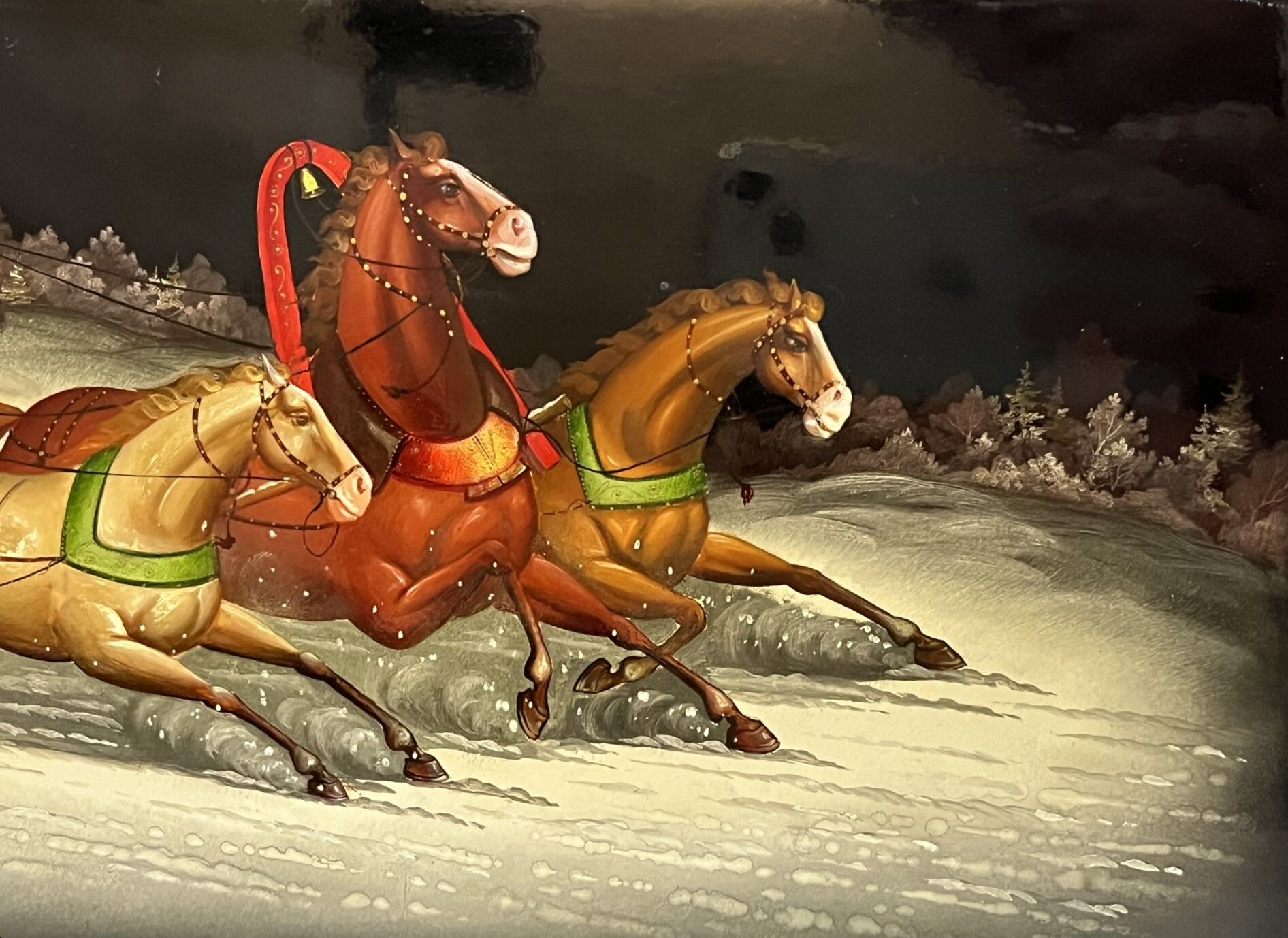 Peinture sur bois laqué Russie, Fedoskino, décor troïka datée 1987