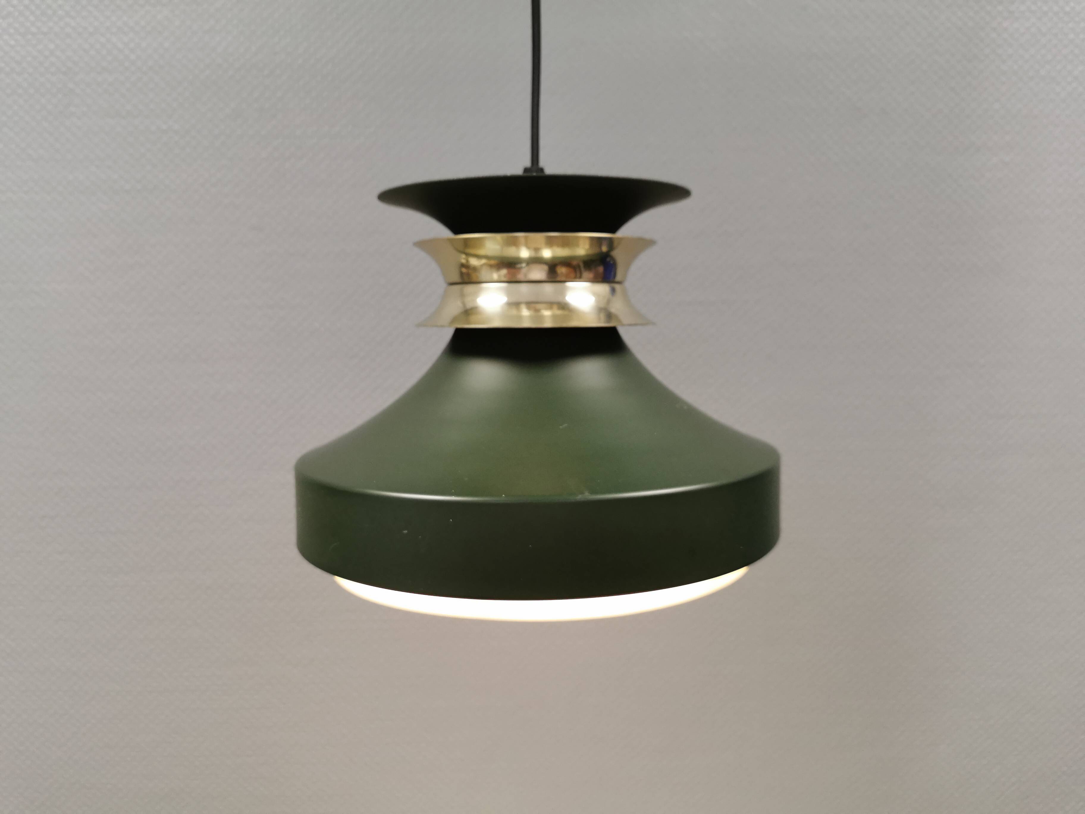 Hanging lamp in green lacquered metal with golden “ring” and bottom grille.