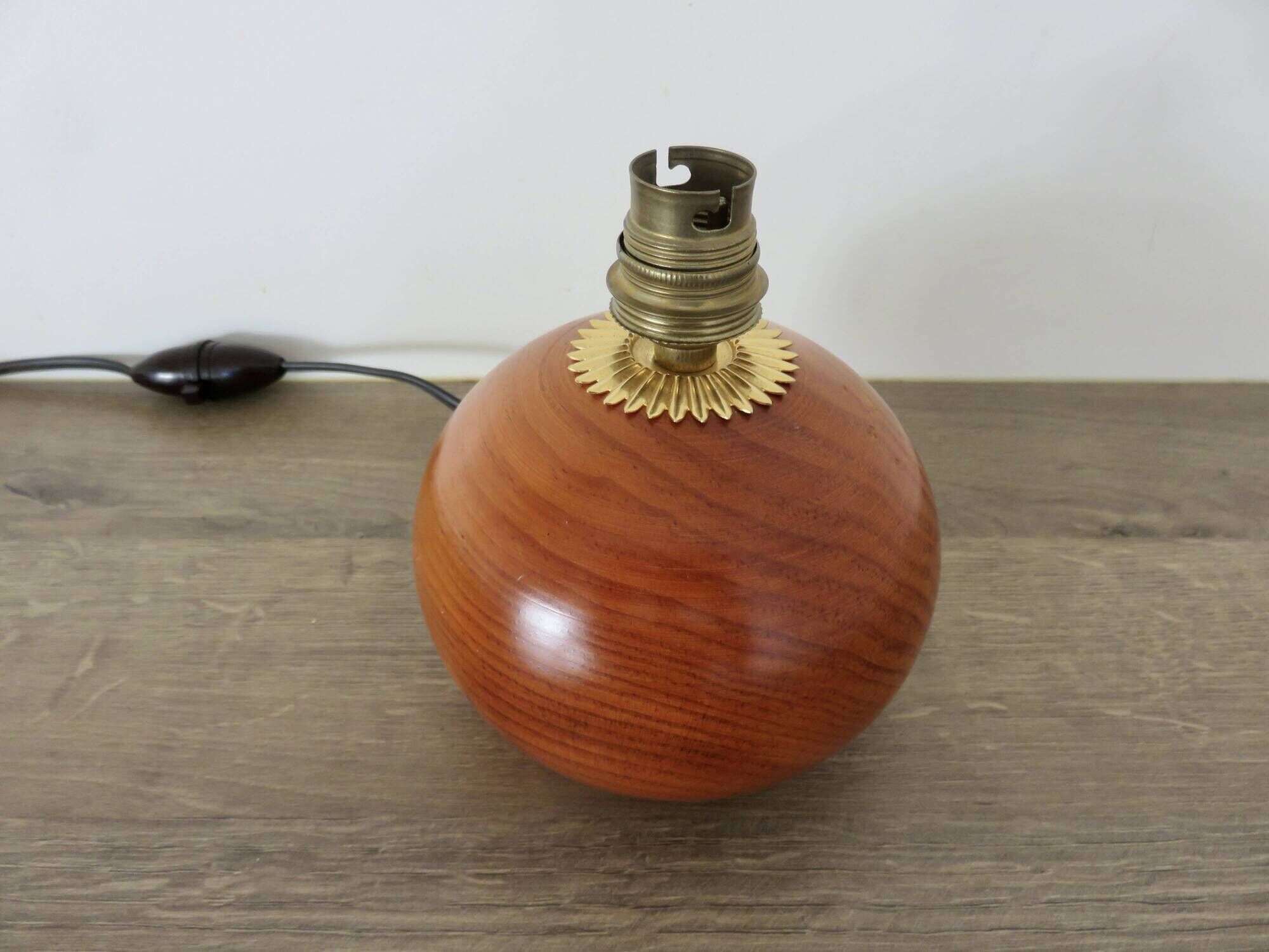 Lampe en bois blond et laiton doré, années 50-60