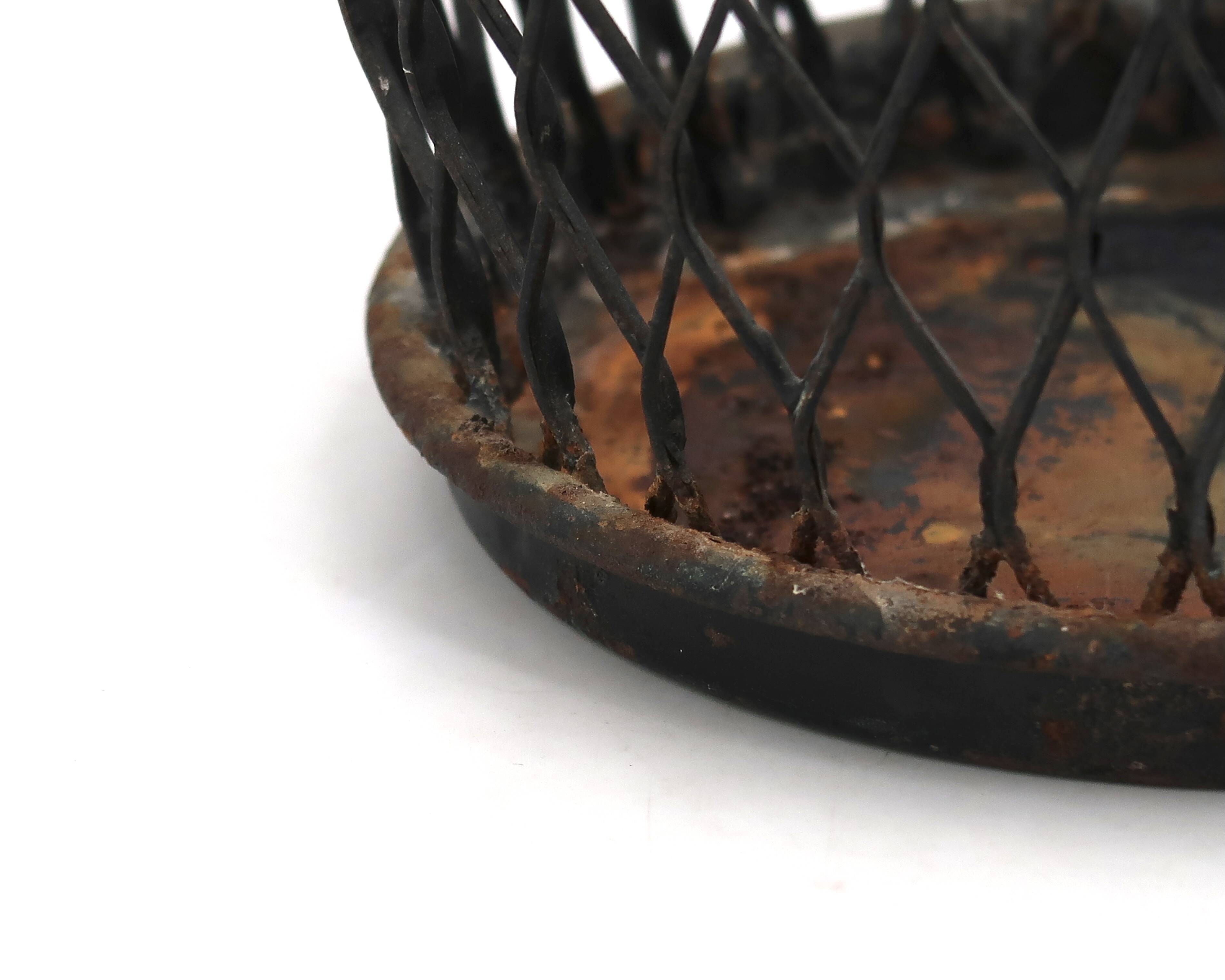 Cache pot en métal grillagé noir style Mathieu Matégot, années 50