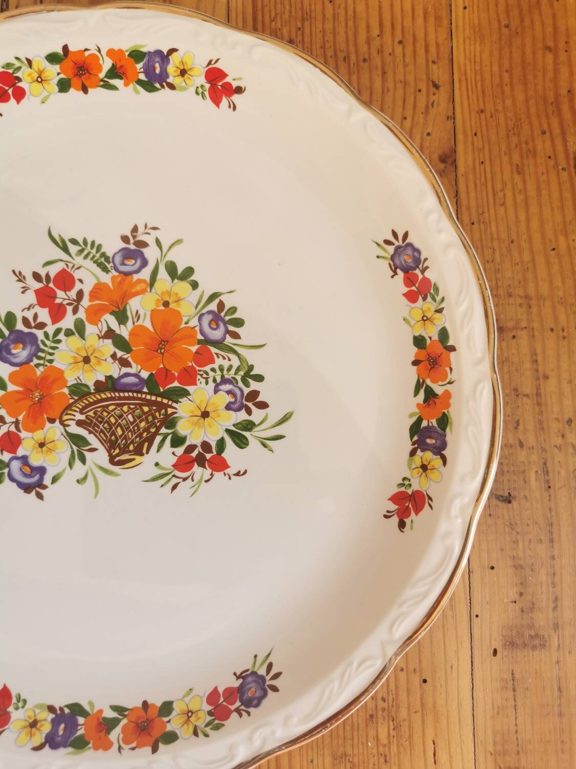 Digoin round dish, basket of flowers