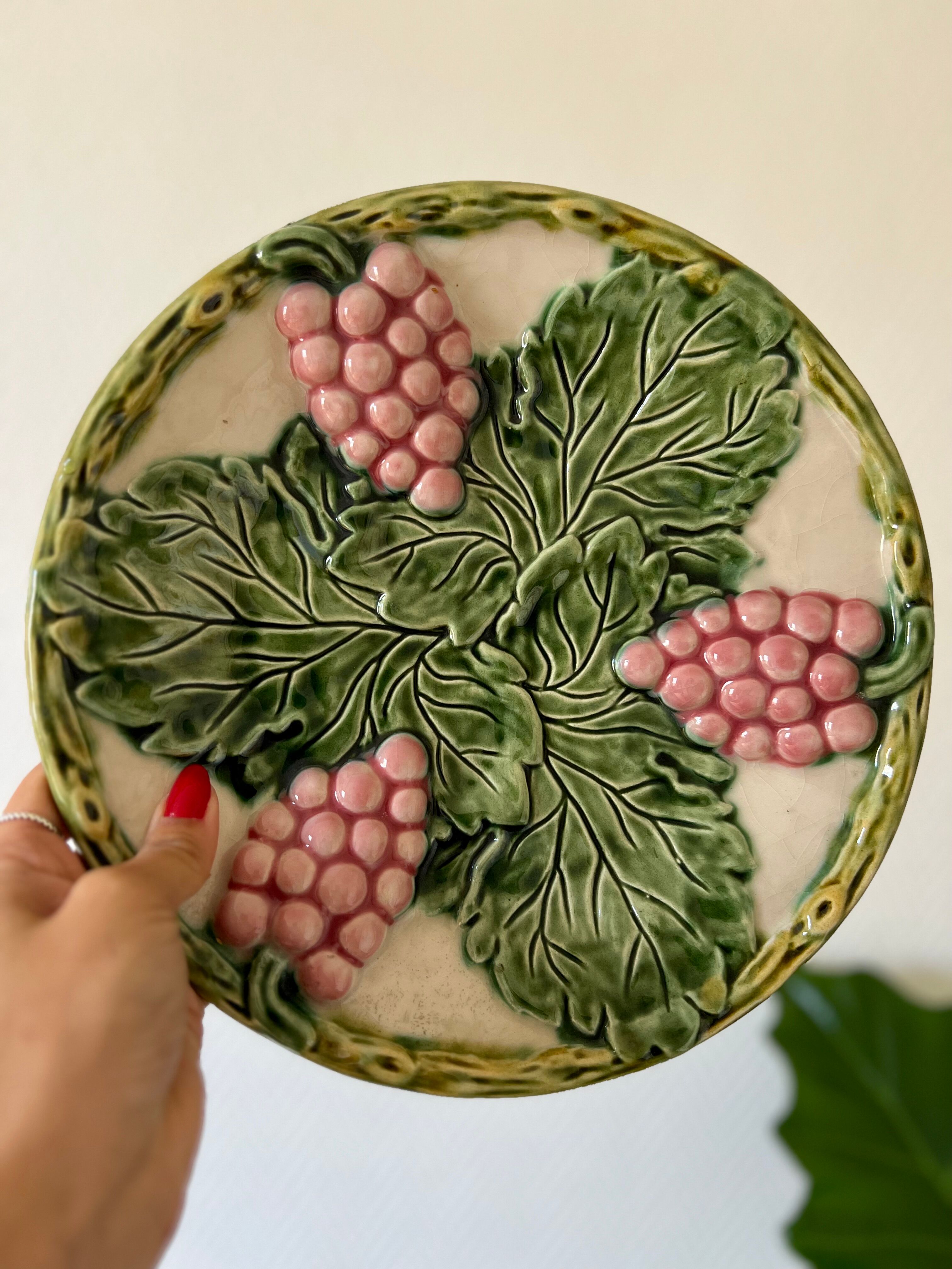 Drainer and plate in old slip old 1960s decoration cluster of reason and vine leaves