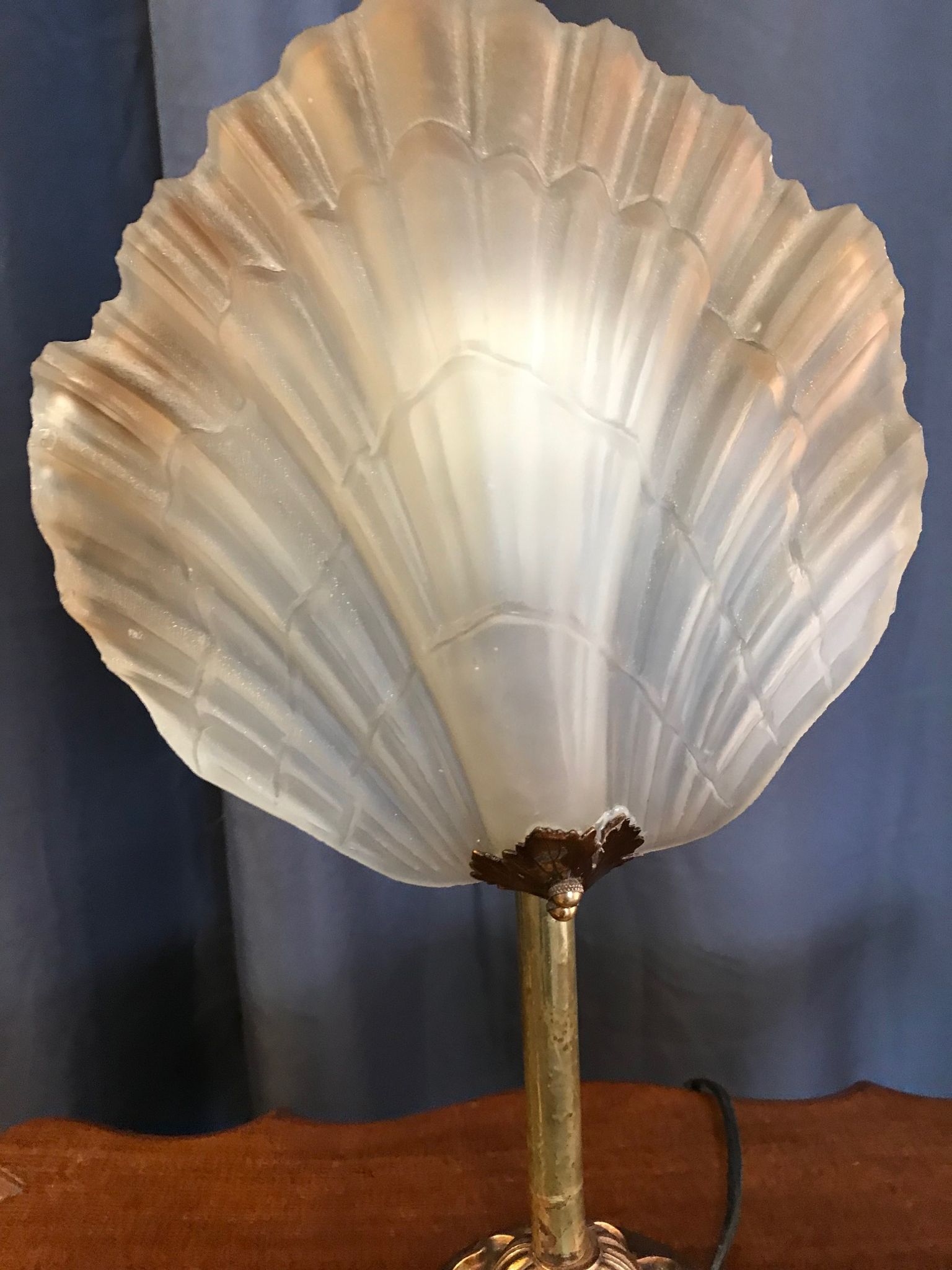 Shell lamp in gilded brass and molded glass 70s
