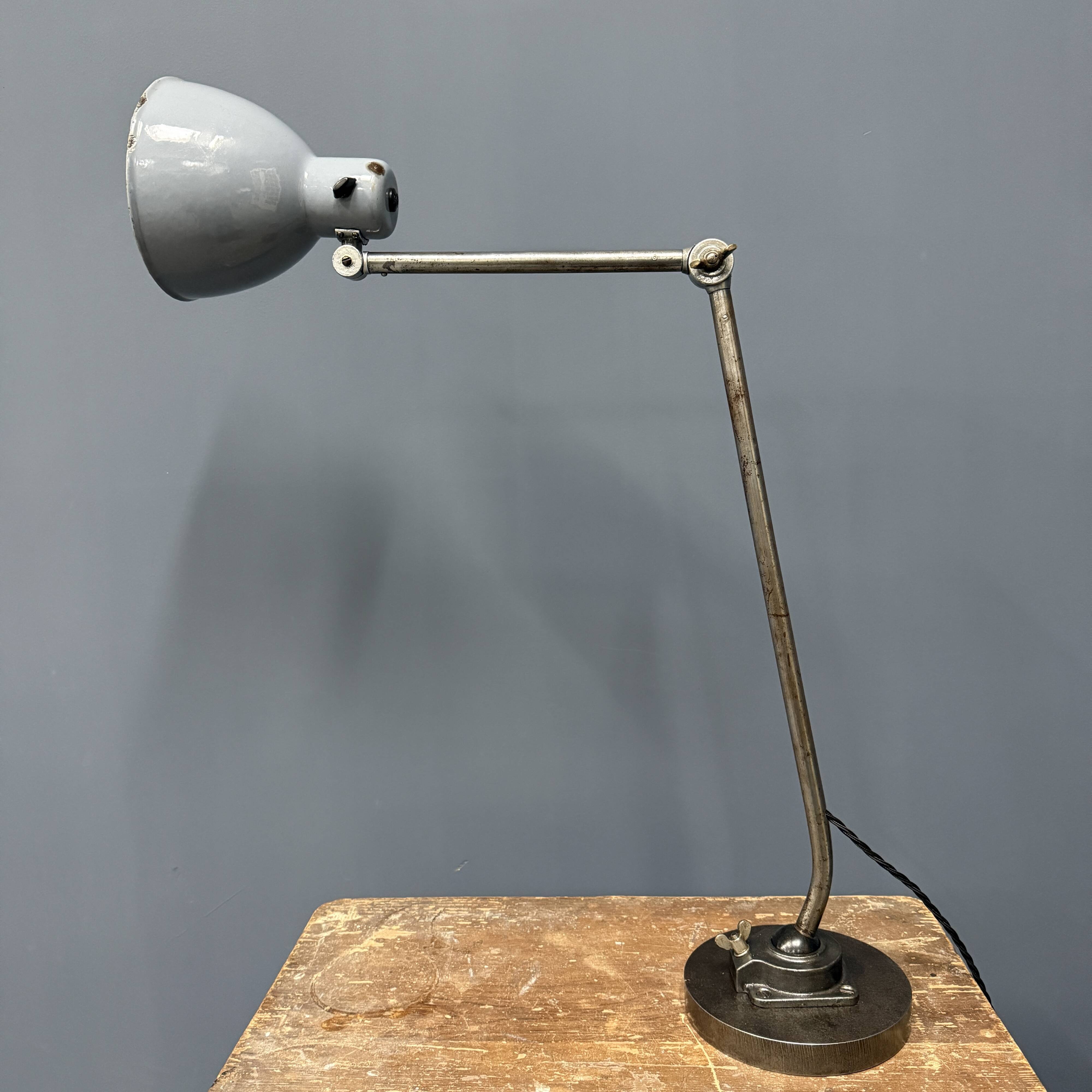 Grande lampe de table d'atelier Kandem modèle 566