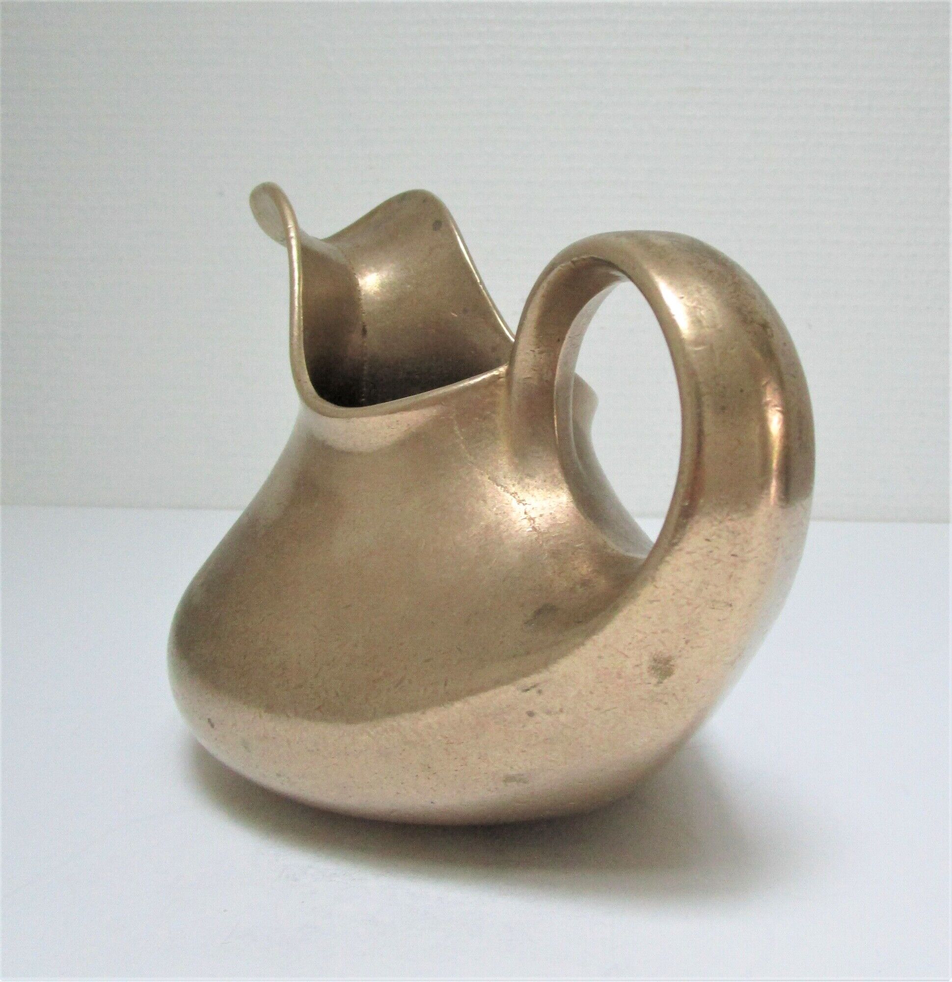 Pichet sculptural fonte laiton massif vintage