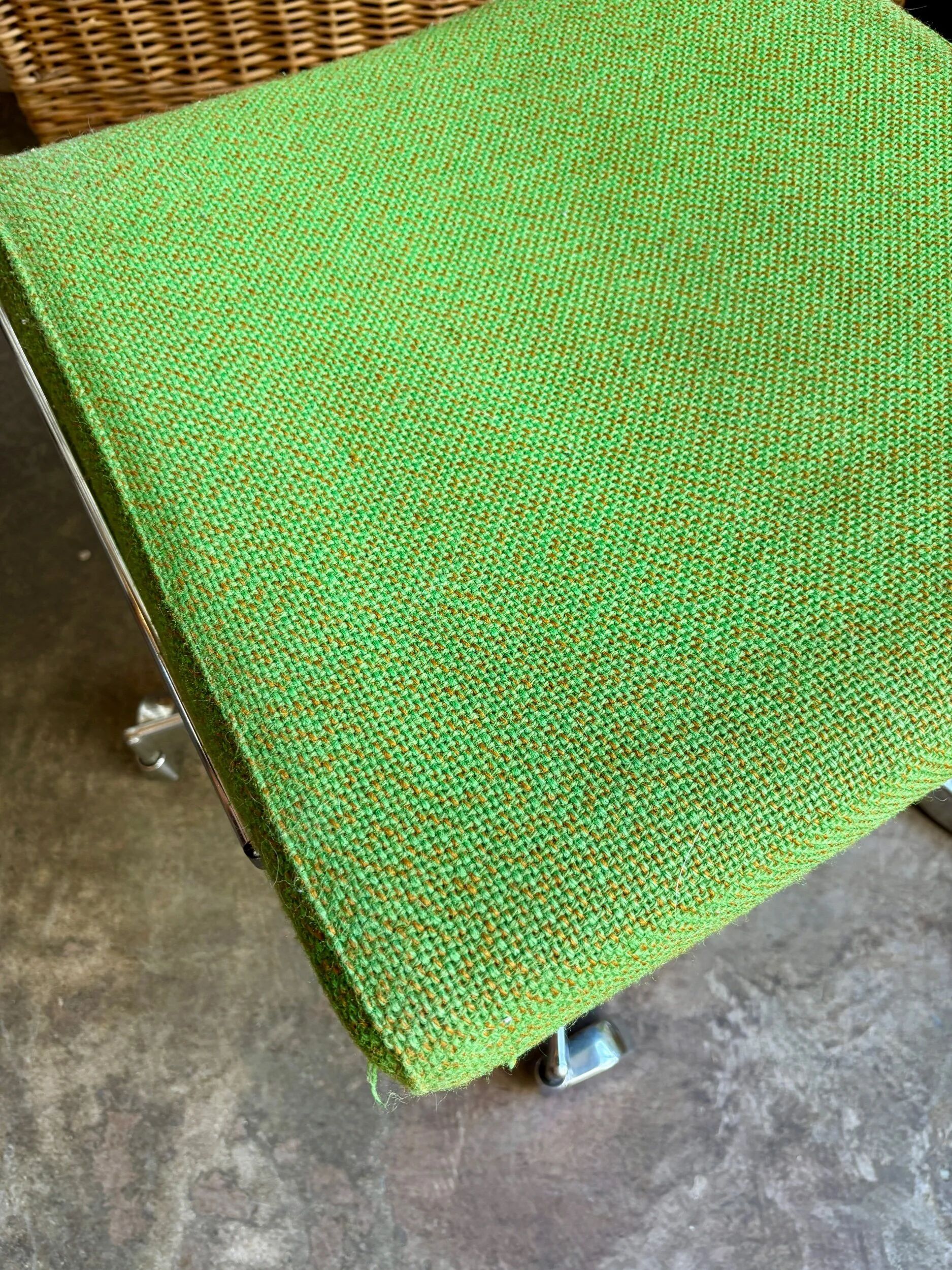 Chaise de bureau en tissu vert et métal chromé
