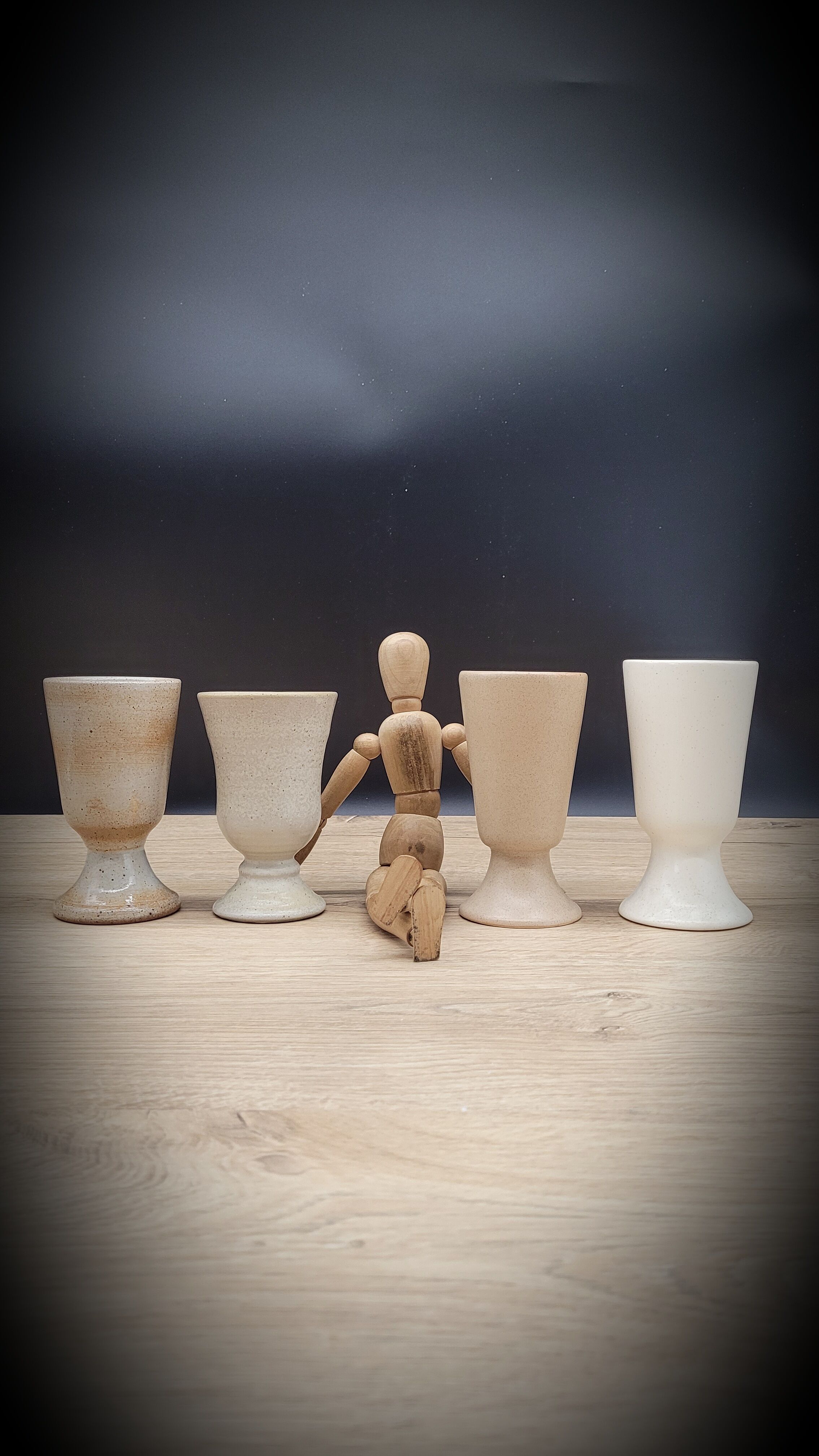 Set 4 mismatched beige cups