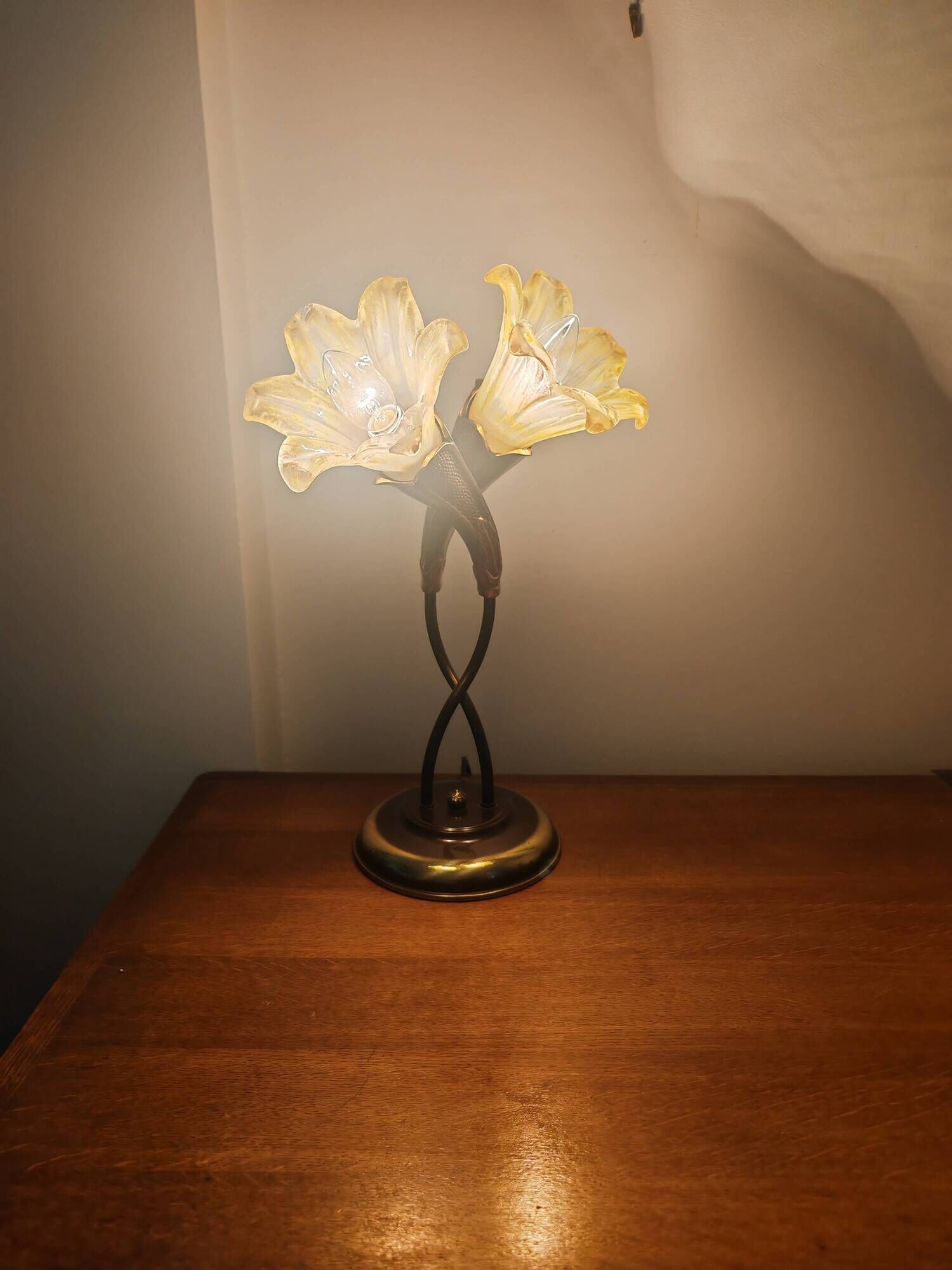 Double flower lamp Art Nouveau – Intertwined brass stems & art glass type