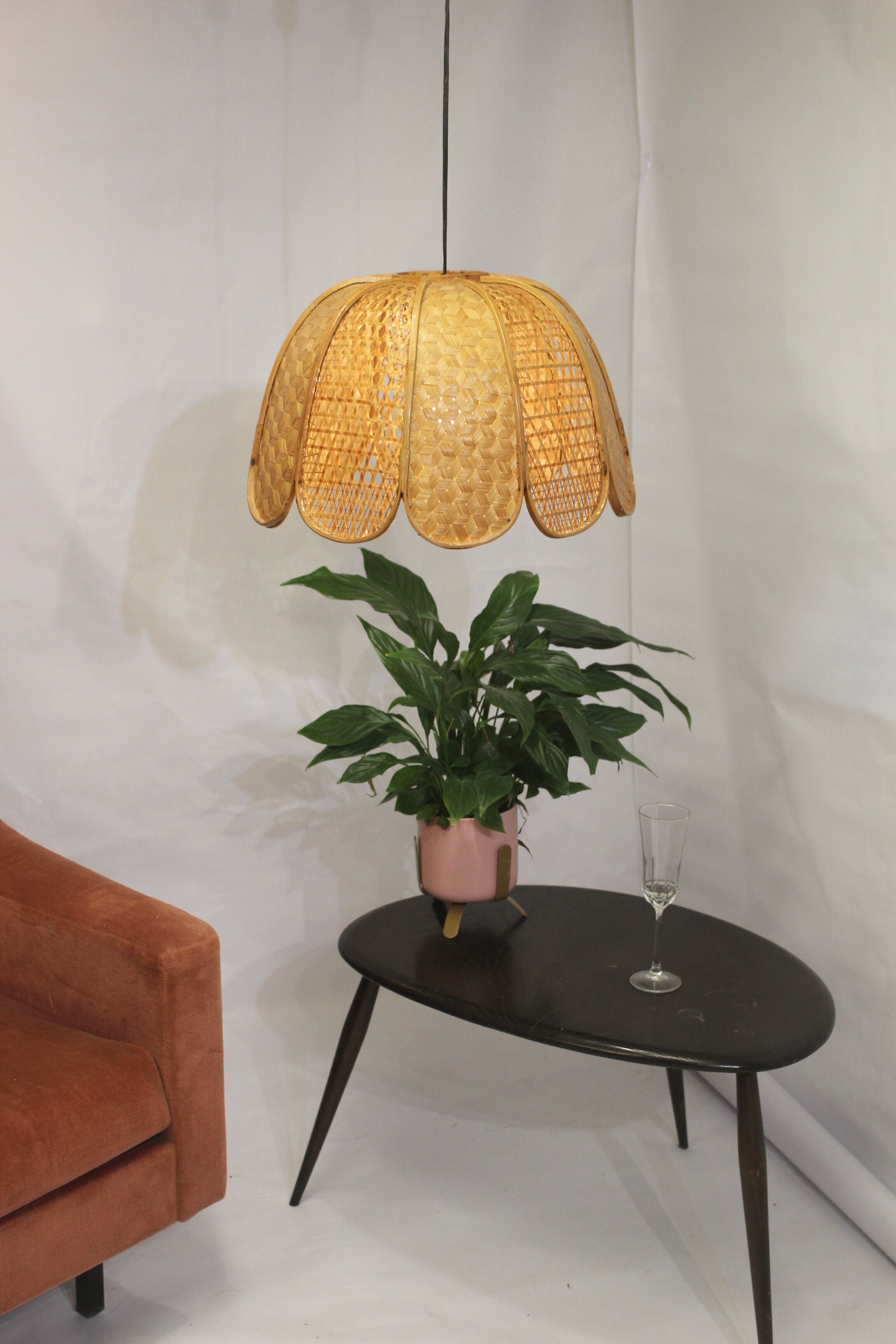 Suspension en rotin osier vintage forme fleur années 60