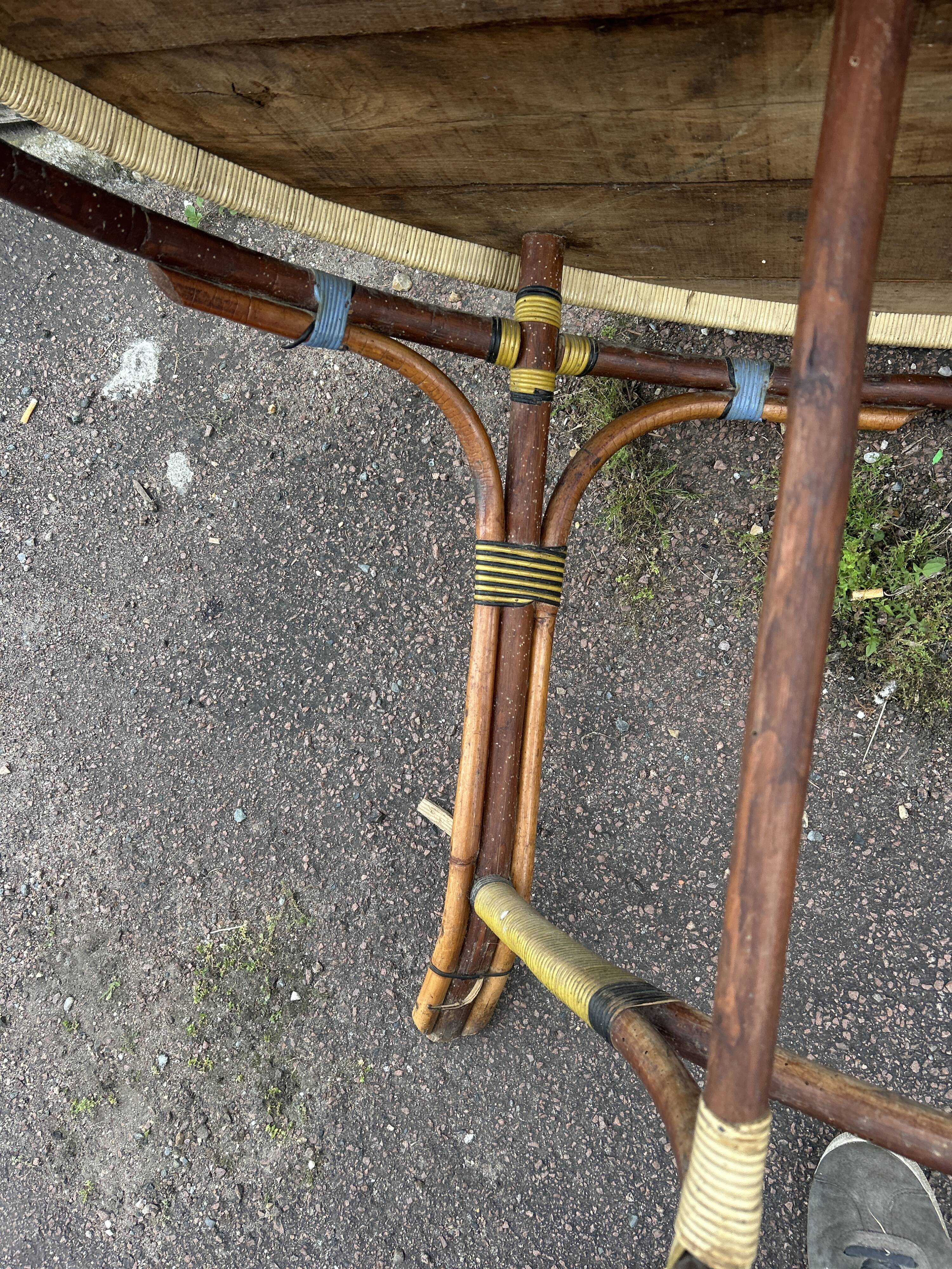Table ovale en bois et rotin , début XX Siècle