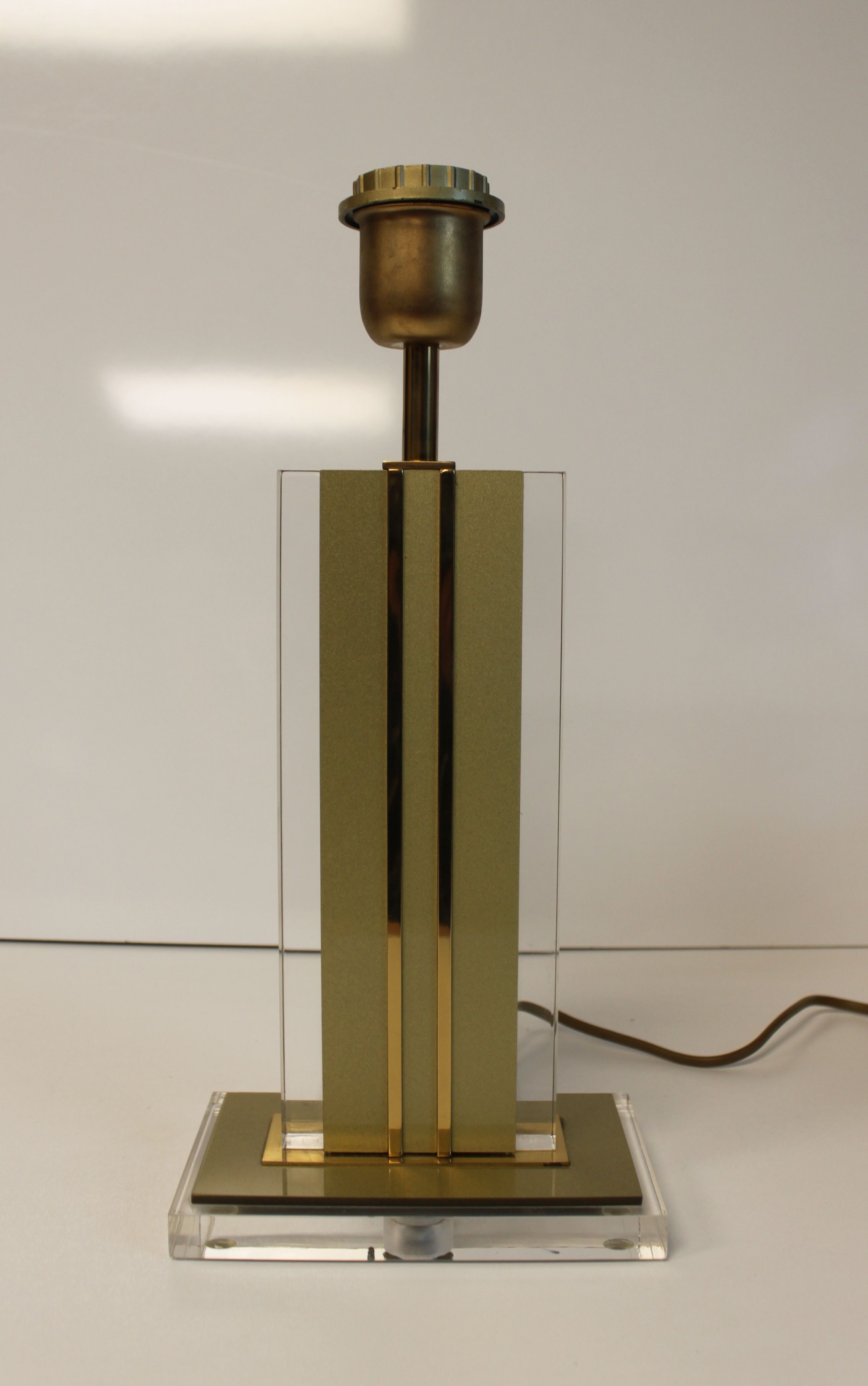 Table lamp in lucite and brass in Hollywood Regency style from the 70s.