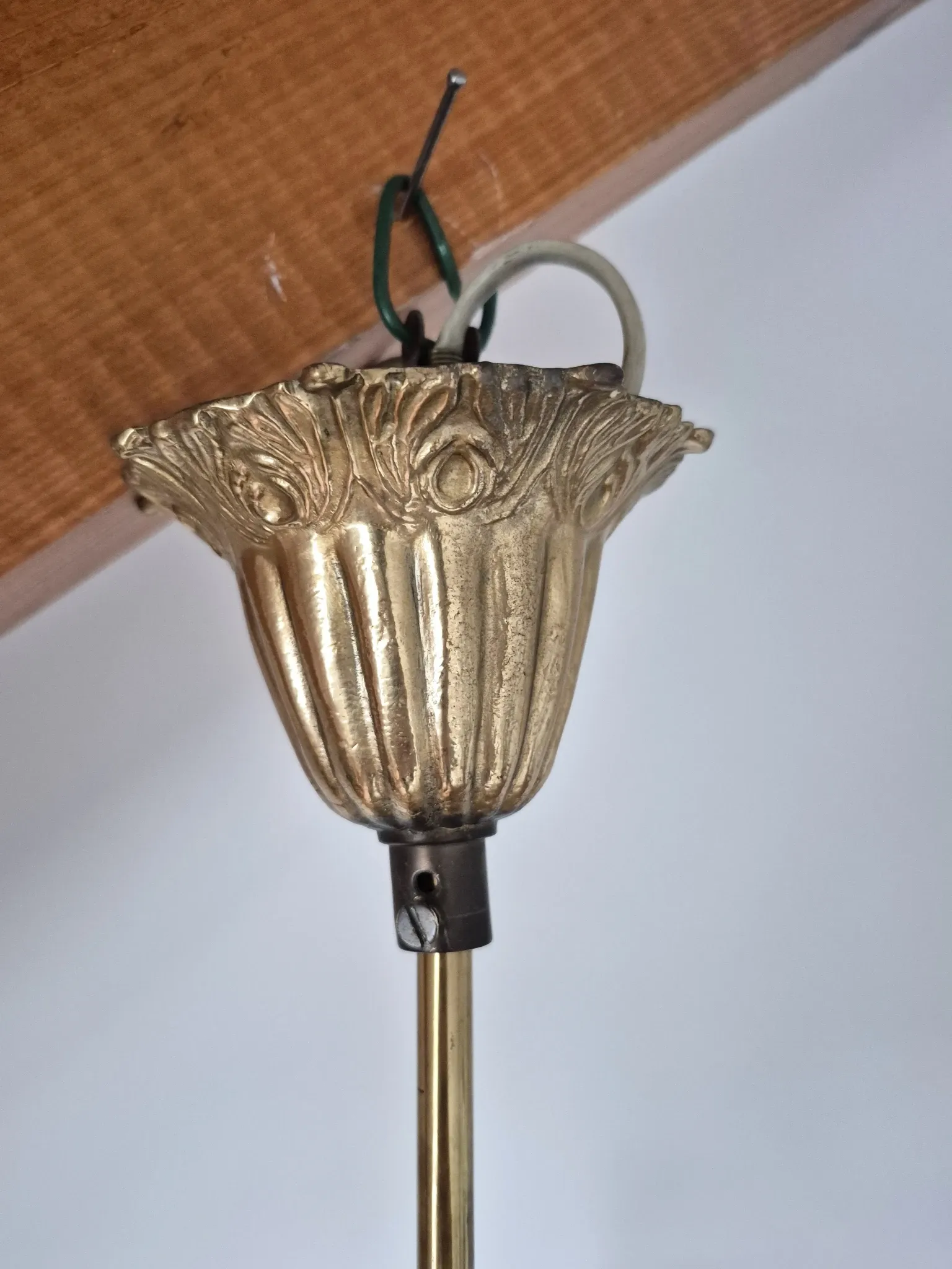 Antique chandelier with pendants, in bronze and glass pendants.
