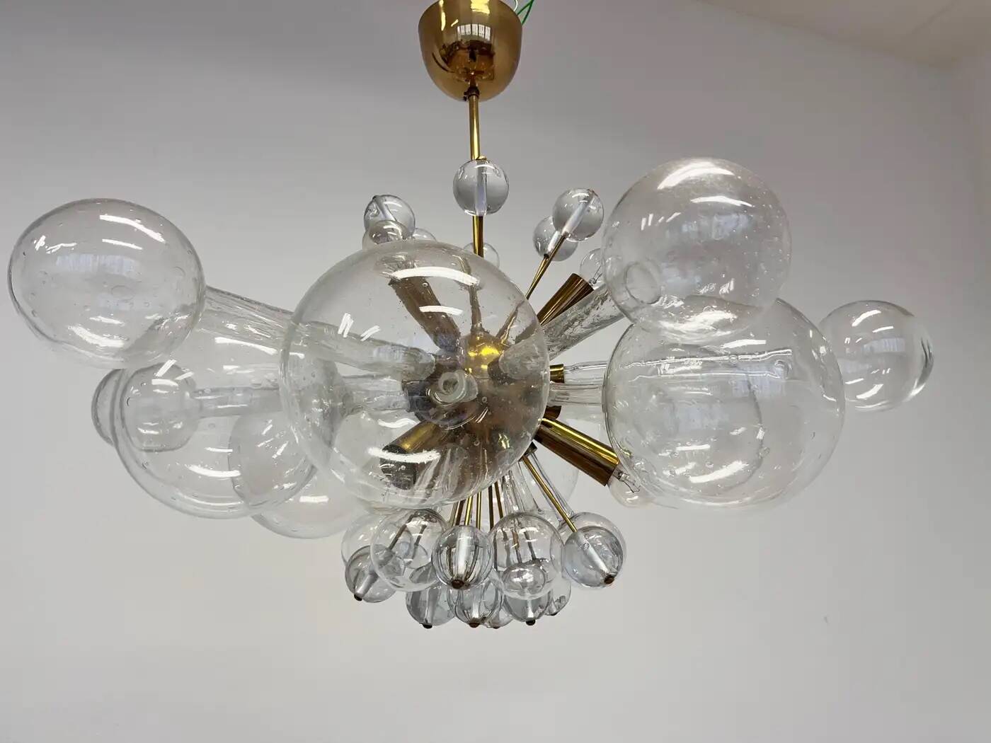 Lustre en verre d'art et laiton, conçu par René Roubicek, Tchécoslovaquie, années 1960
