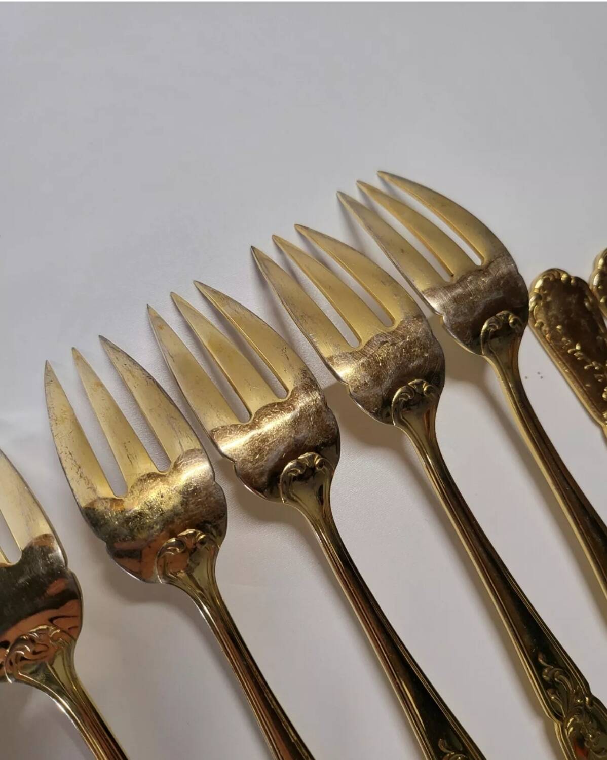 Gold metal fish cutlery, knives and forks 24 pieces