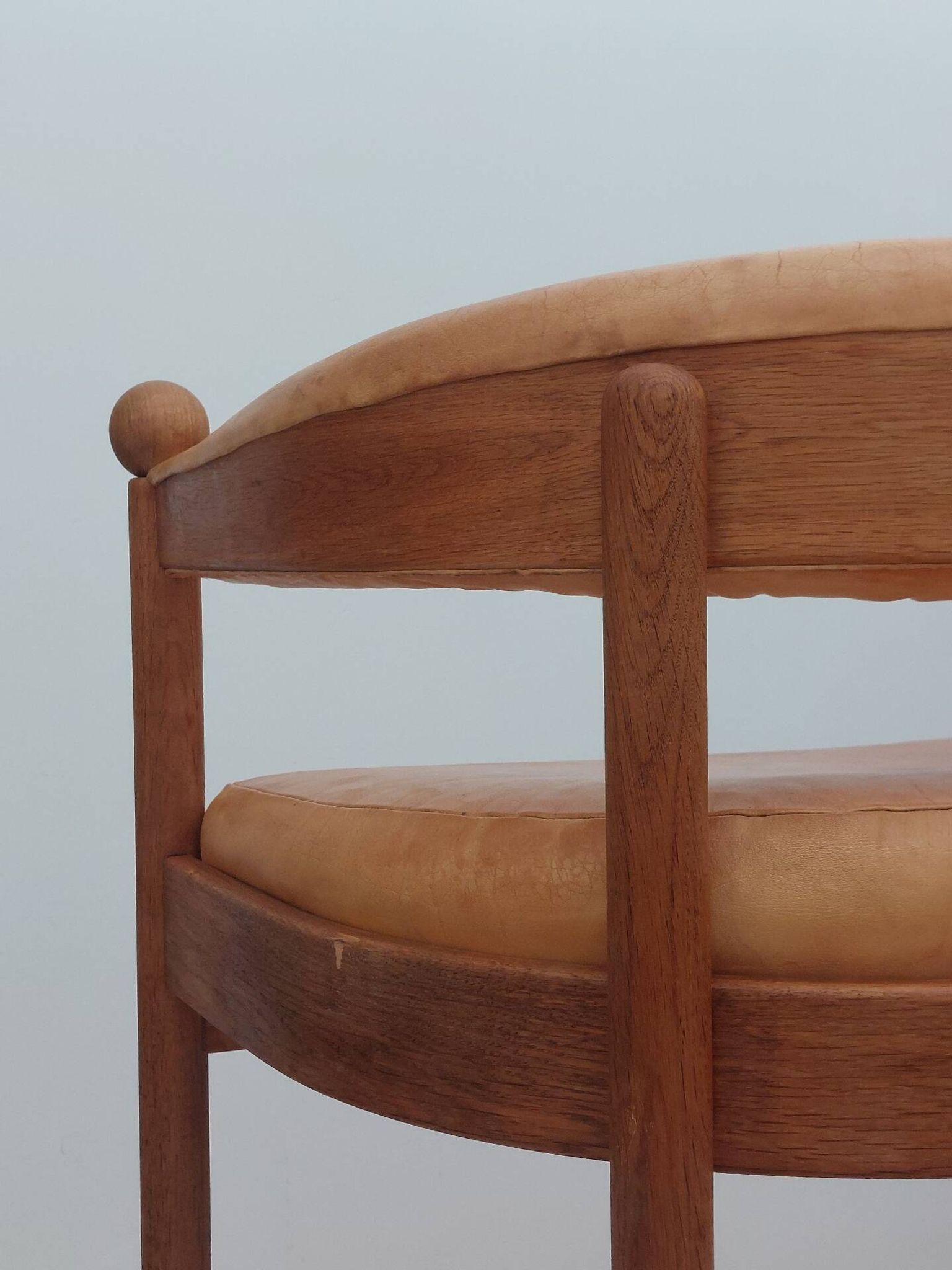 Chaise de trône en bois vintage, fauteuil en cuir cognac.