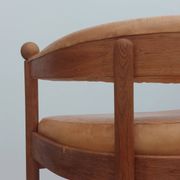 Chaise de trône en bois vintage, fauteuil en cuir cognac.