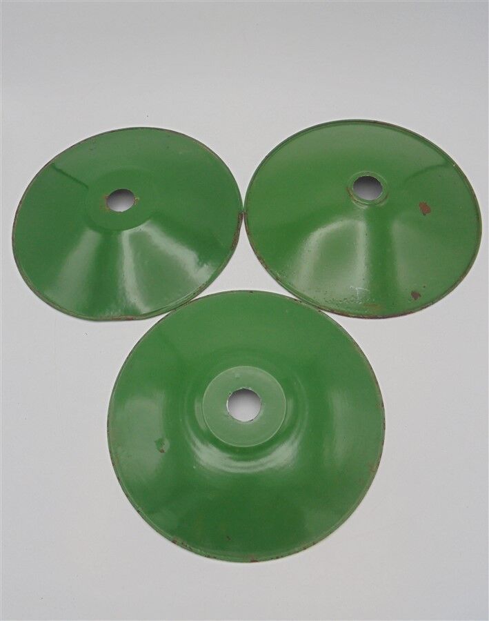 Trio of green suspensions in enamelled sheet metal