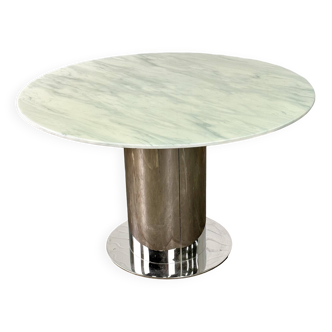 Table à manger italienne avec plateau en marbre blanc et base cylindrique chromée