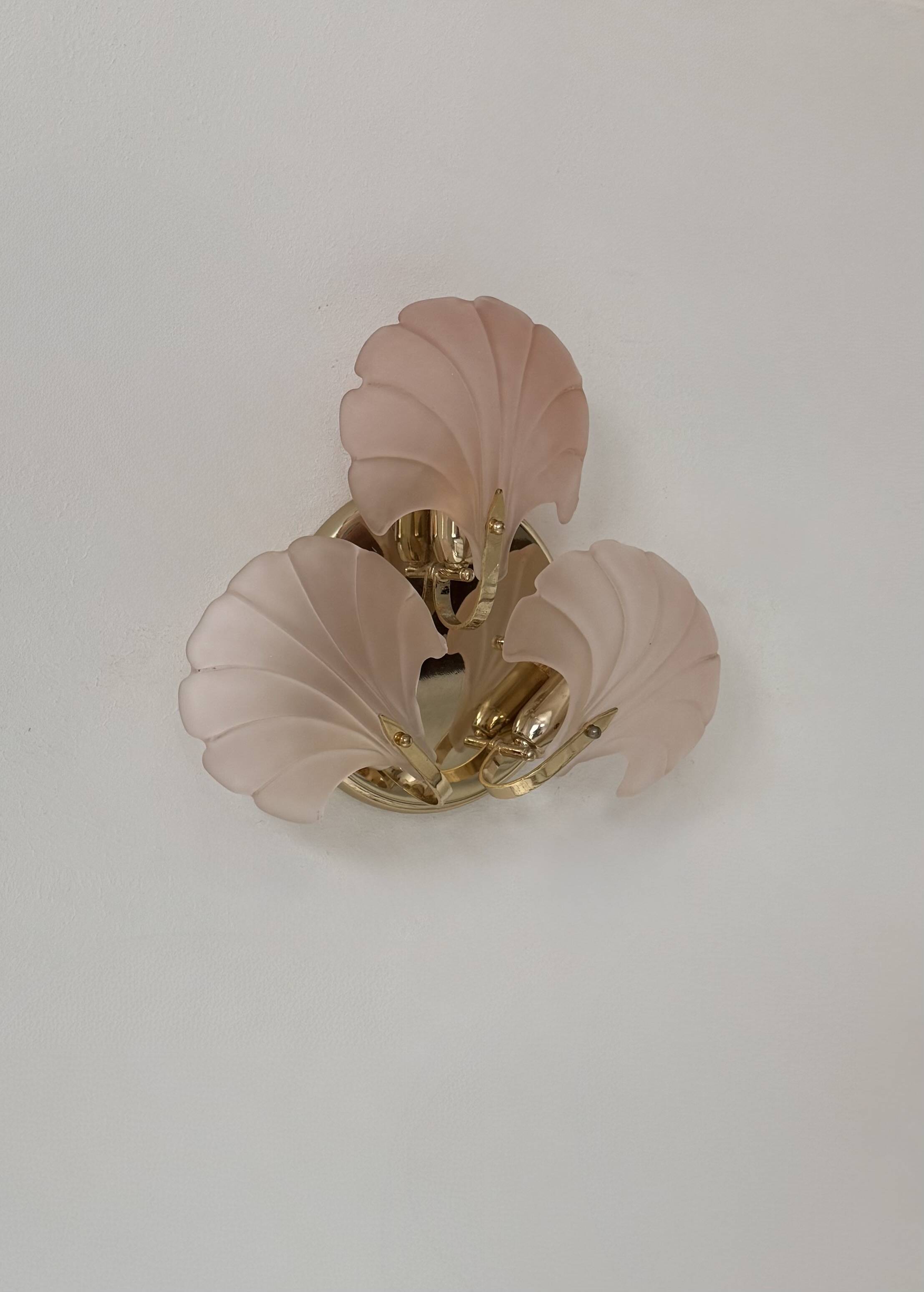 Vintage shell wall light, amber glass and brass, France, 1970.