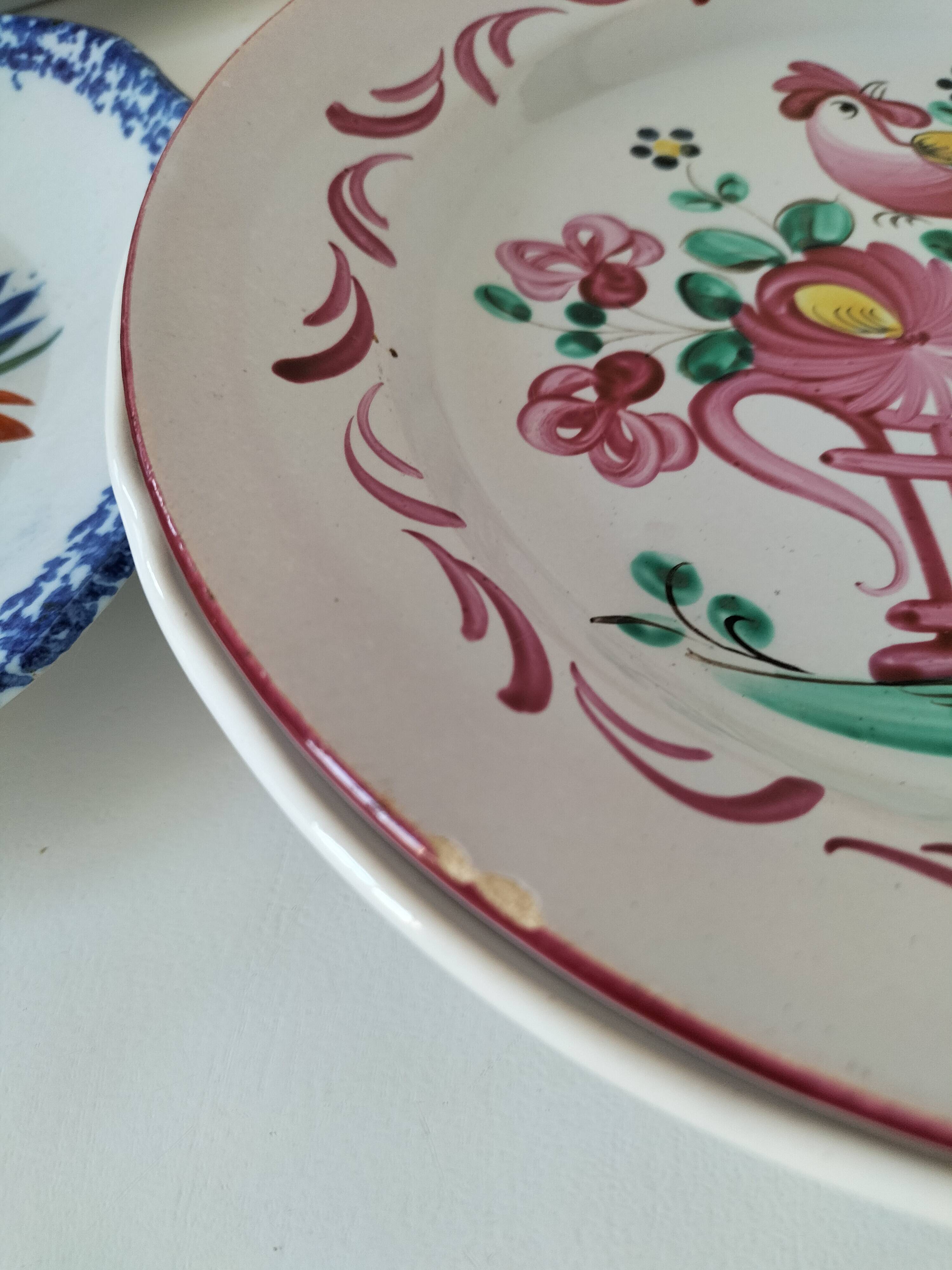 Rooster plates & baskets, earthenware in the spirit of a French bistro.