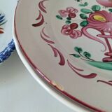Rooster plates & baskets, earthenware in the spirit of a French bistro.