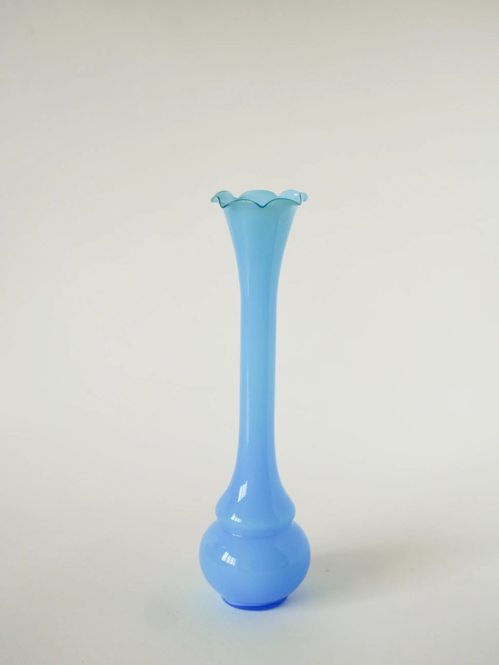 Vase en opaline dentelé, bleu ciel, 1960