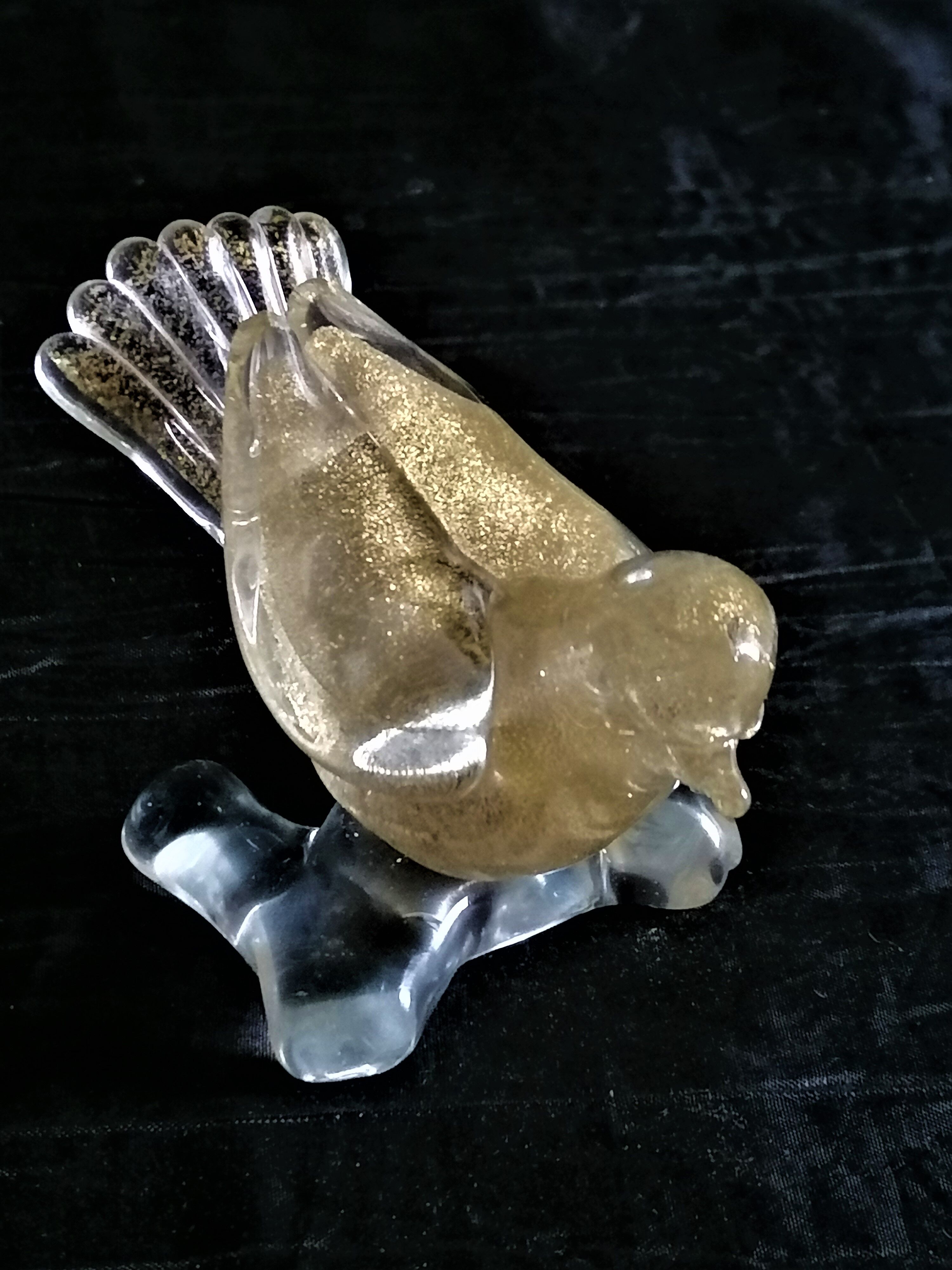 Clipboard Murano- small bird in blown glass with intercalary decoration of gold paillons.