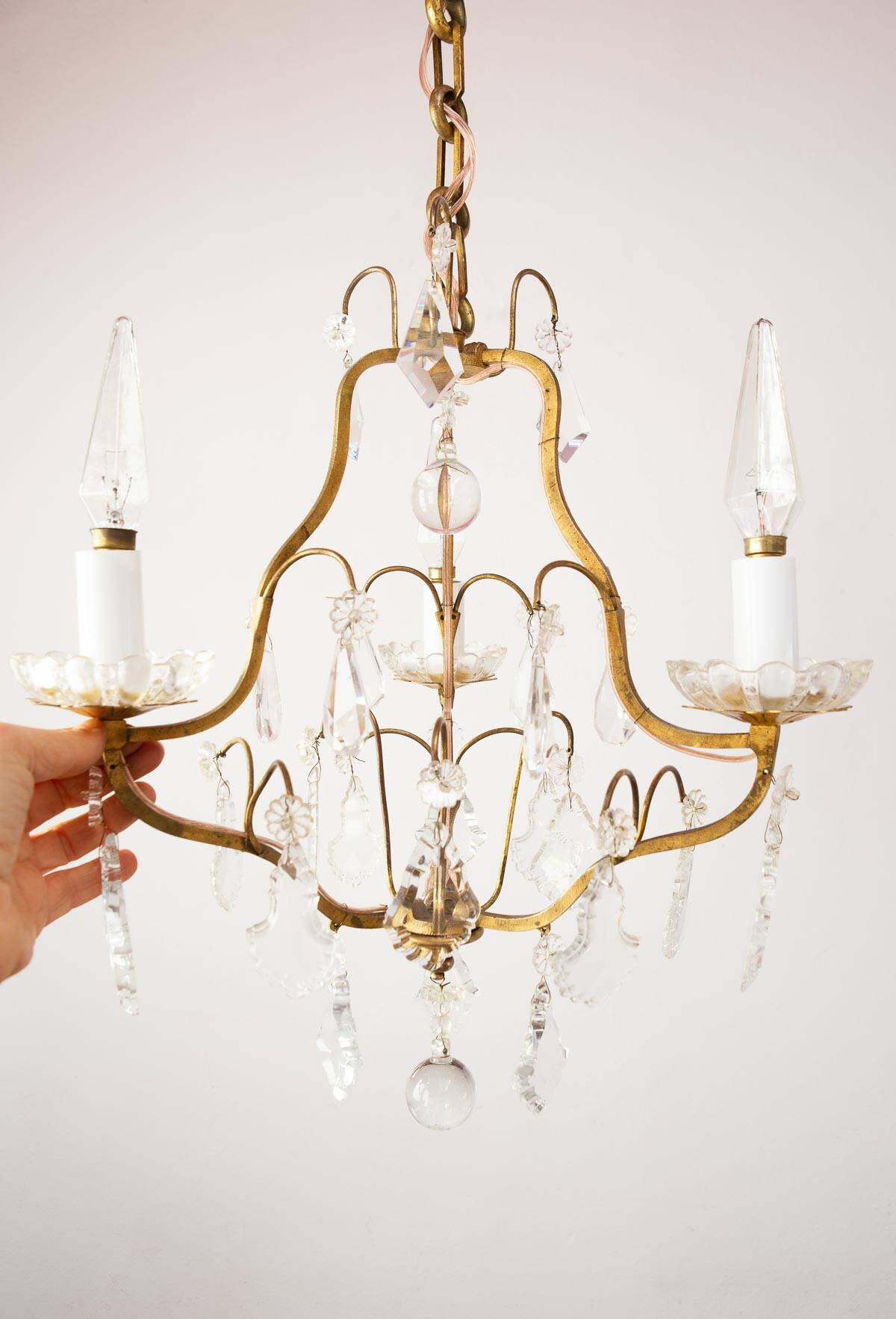 Lustre français en laiton doré 3 bras avec pampilles cristal