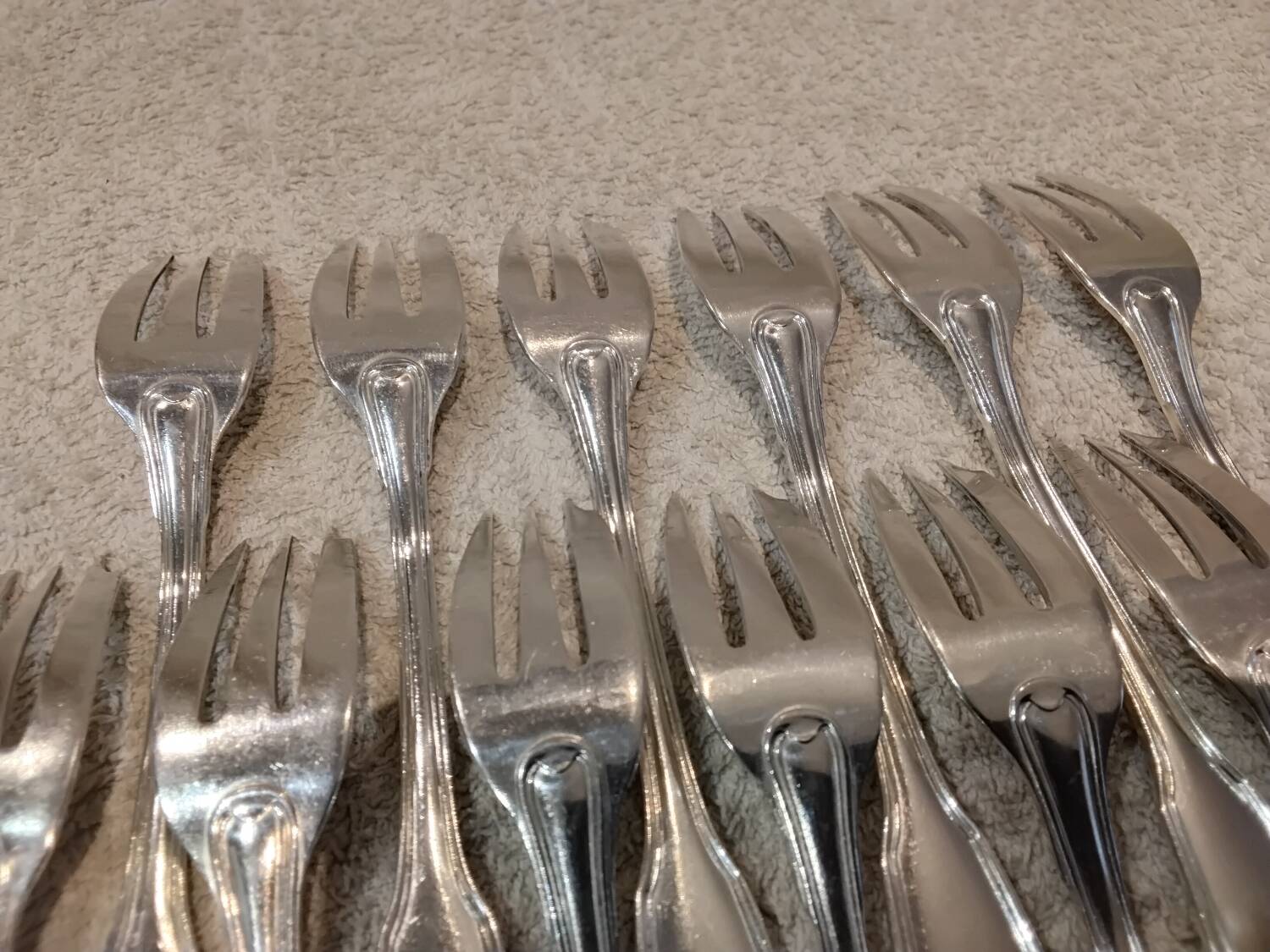 12 silver-plated metal cake forks by Argental silversmiths with a decorative pattern