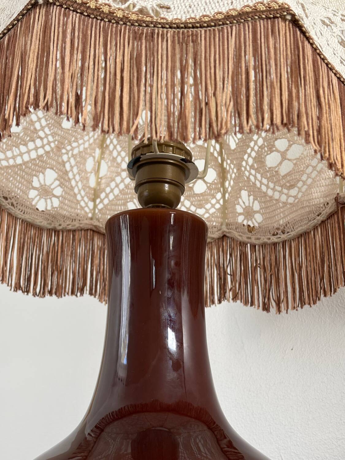 Ceramic lamp with hooked lampshade