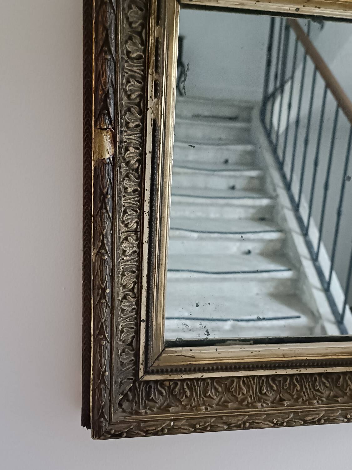 Antique mirror in wood and gilded stucco