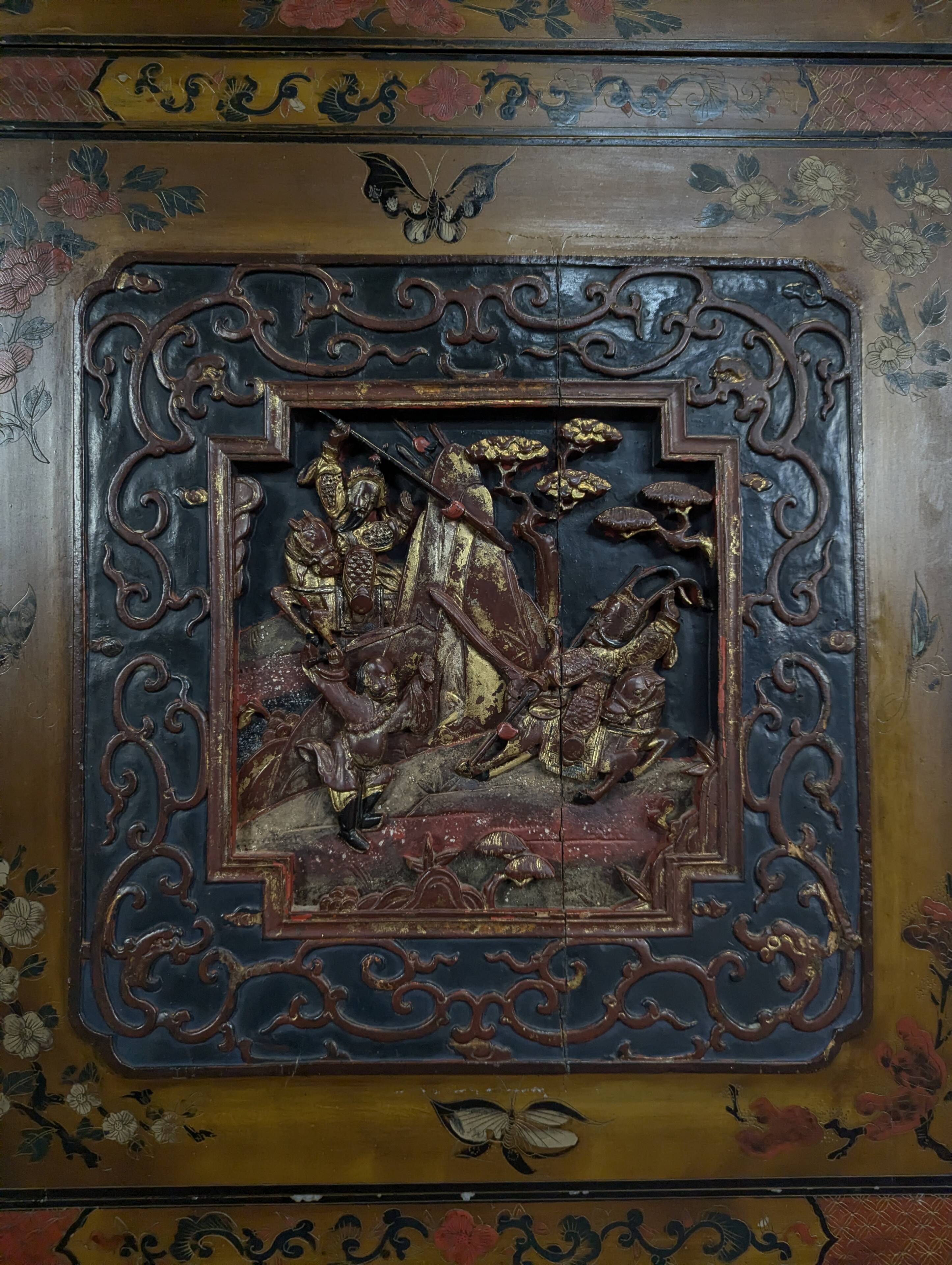 Vitrine cabinet chinois richement sculpté du début XXème