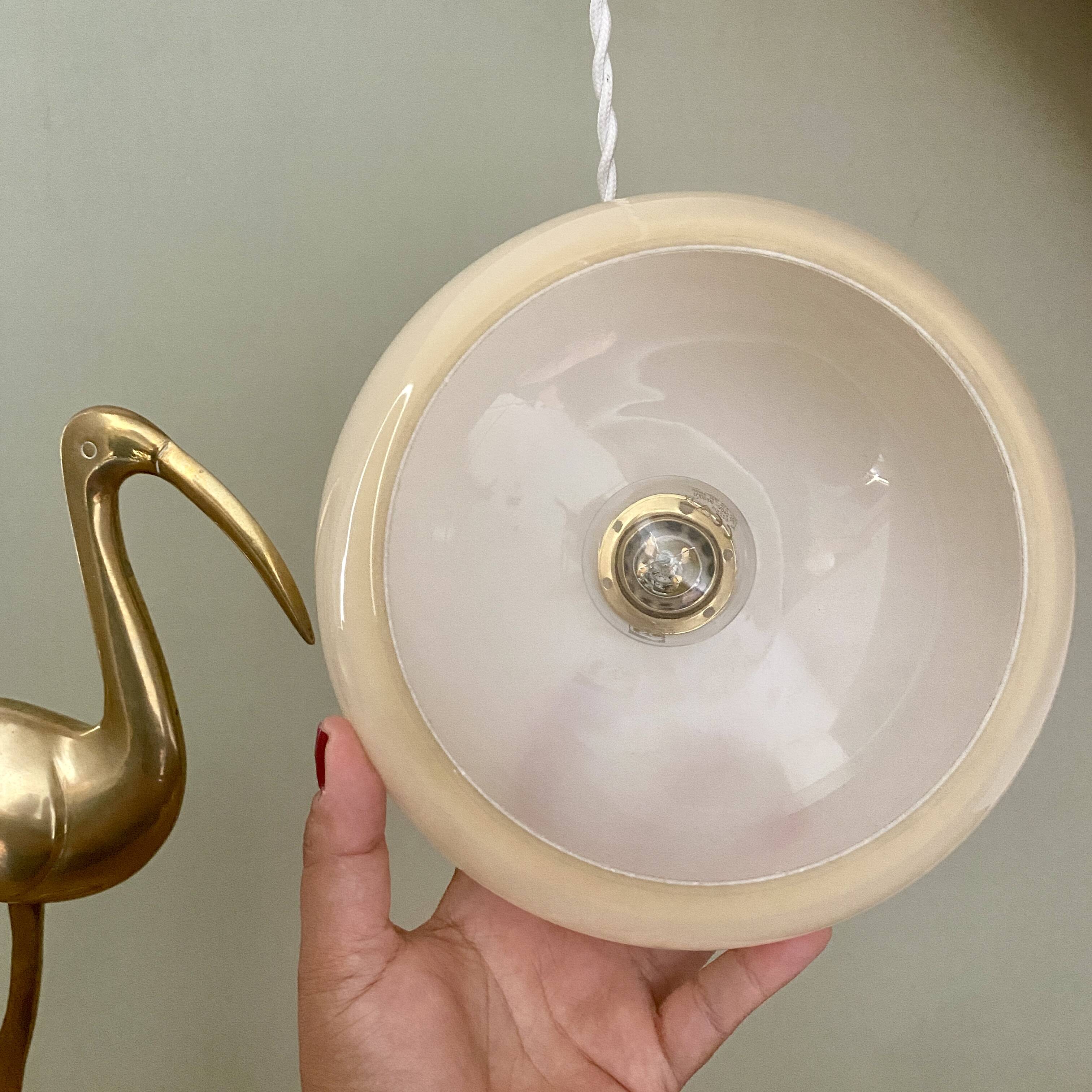 Suspension abat-jour vintage en opaline jaune pâle