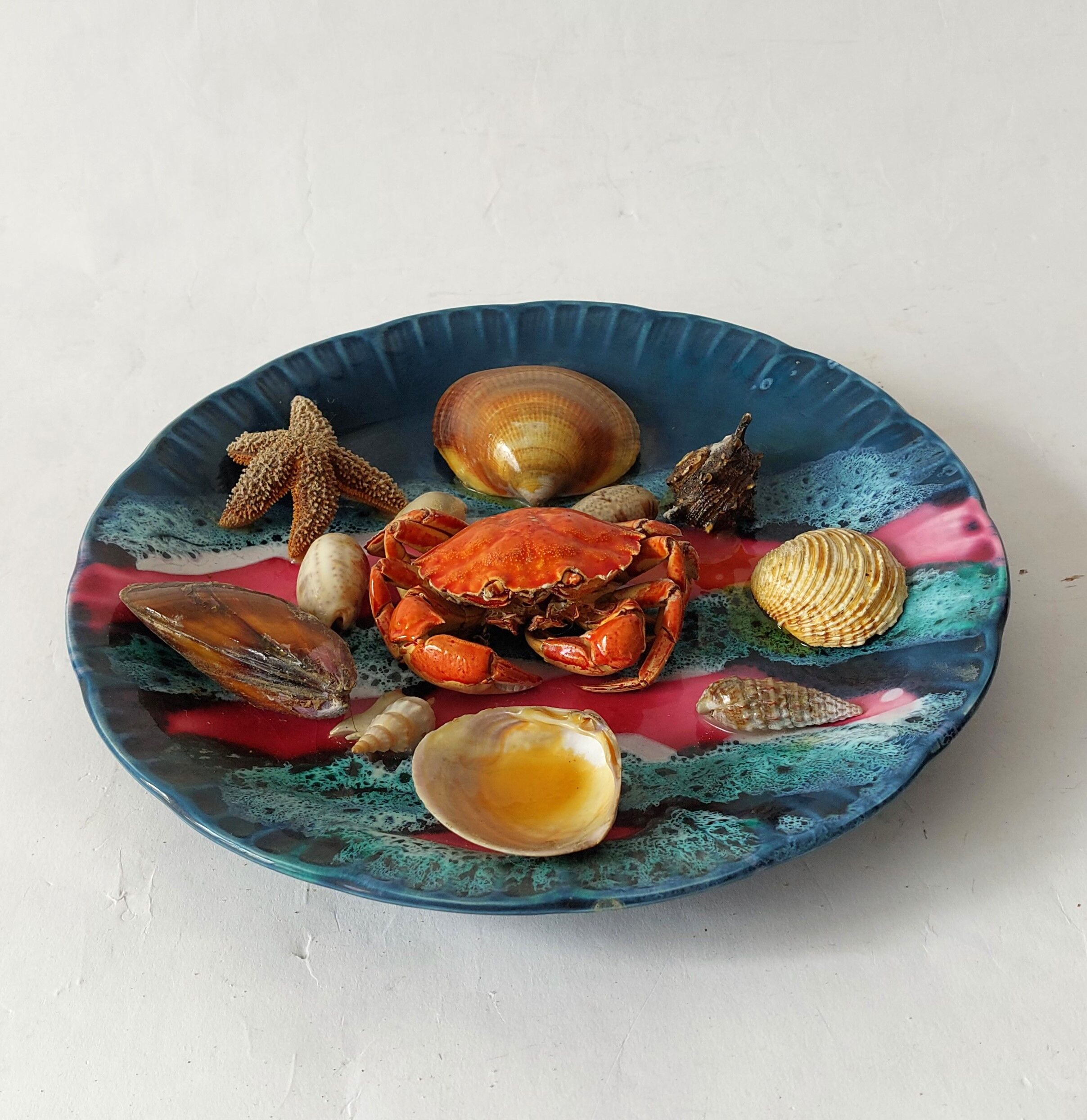 Assiette bleue à décor de coquillages et crustacés, Vallauris 1960