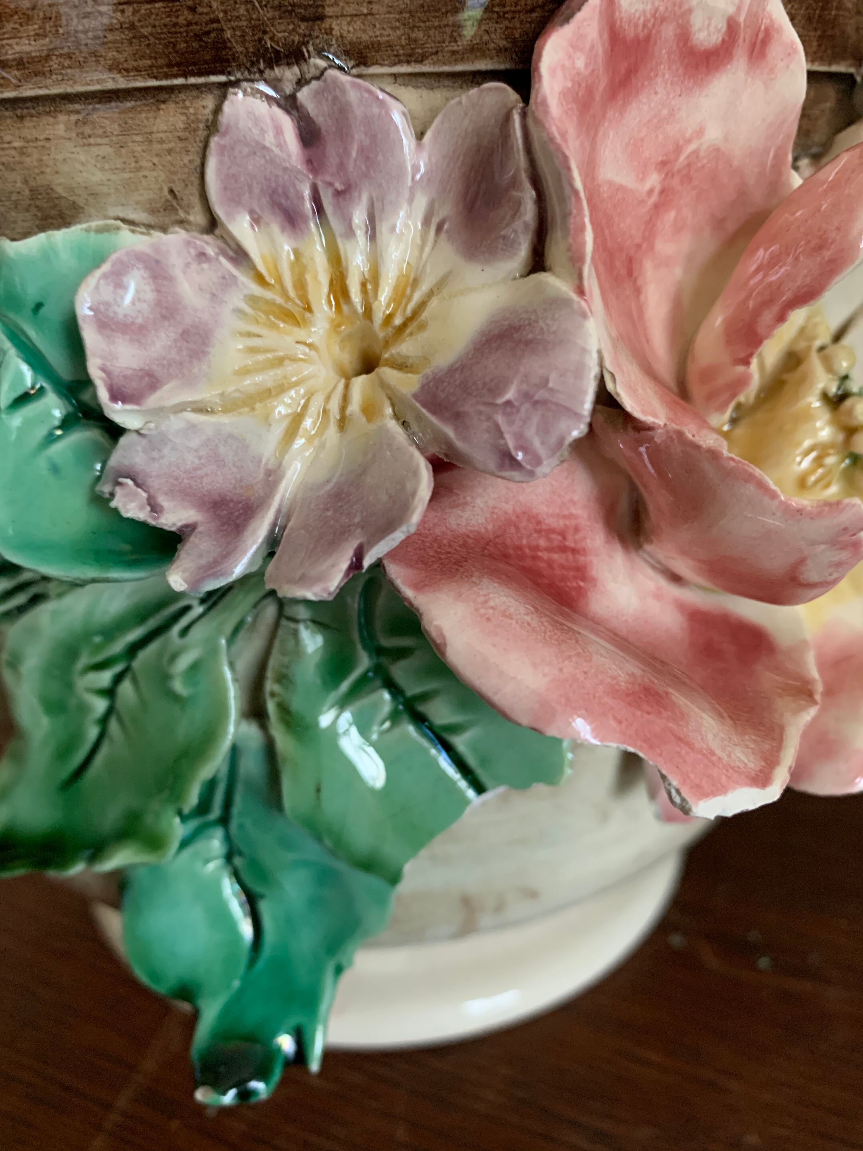 Cache pot dabbling flowers