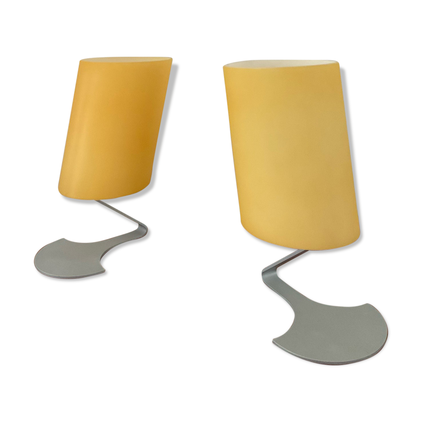 Paire de lampes design en opaline jaune et métal