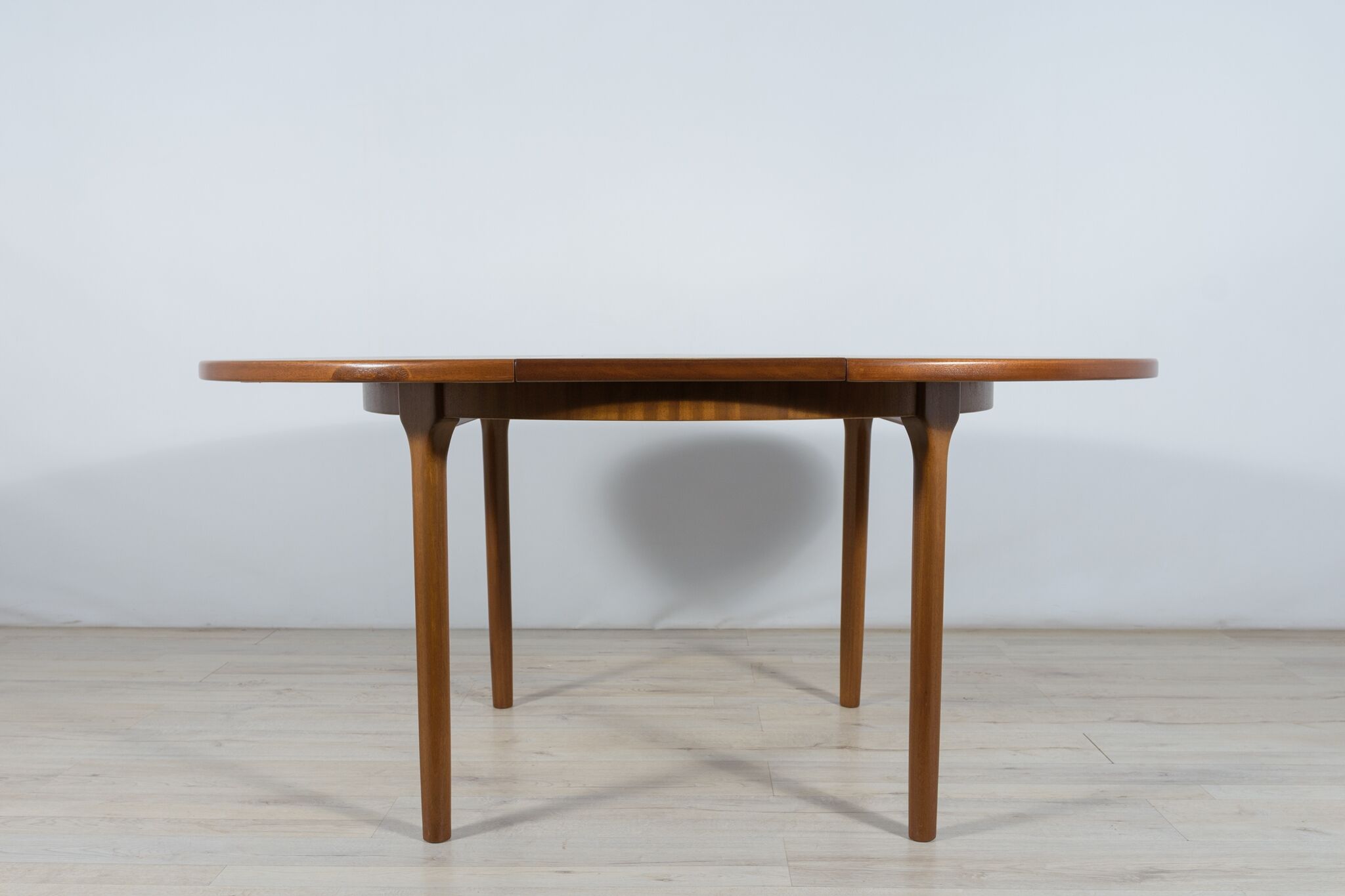 Round extendable dining table from McIntosh, 1960s