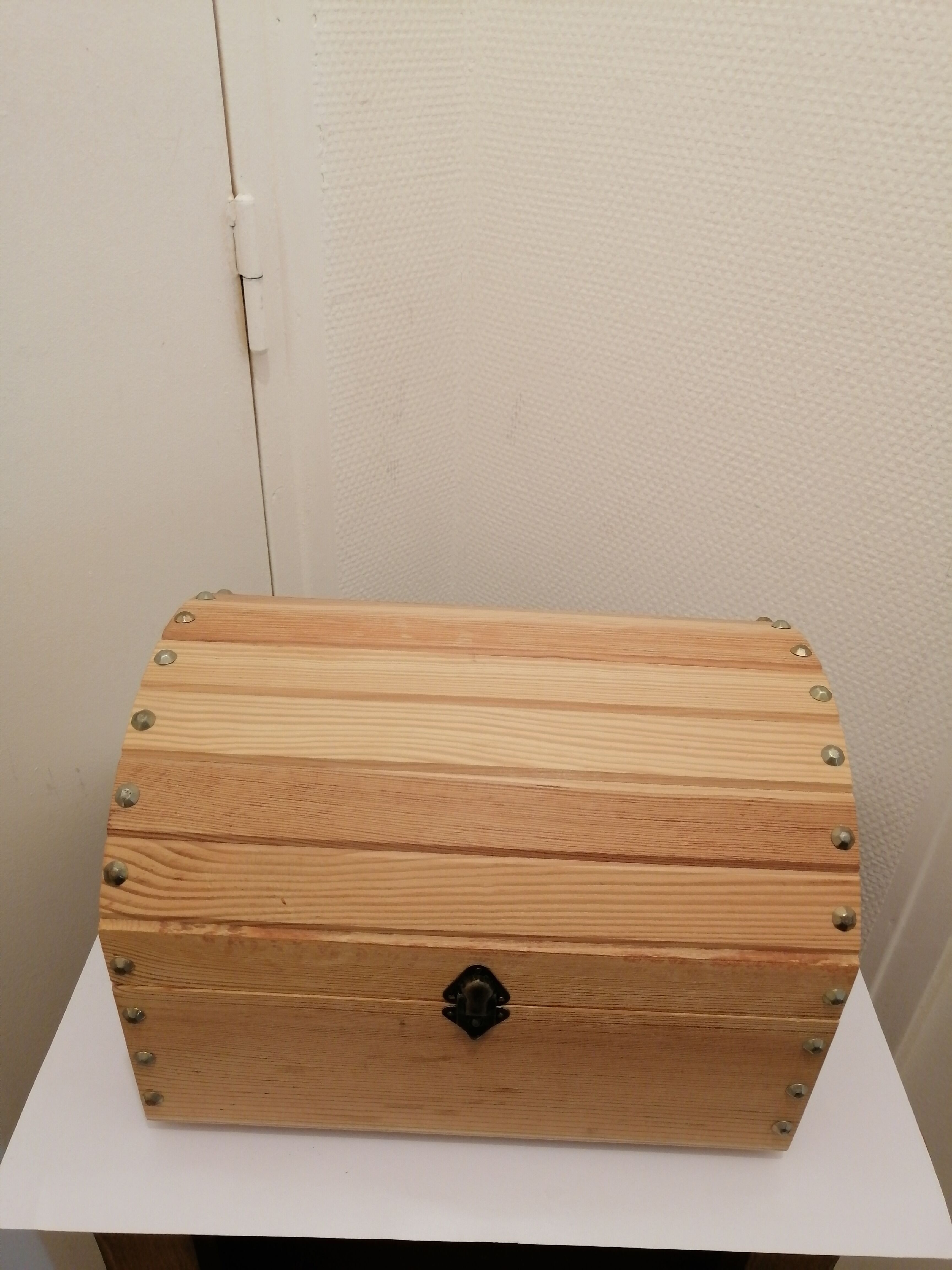 Coffre a trésor en bois dessus bombe