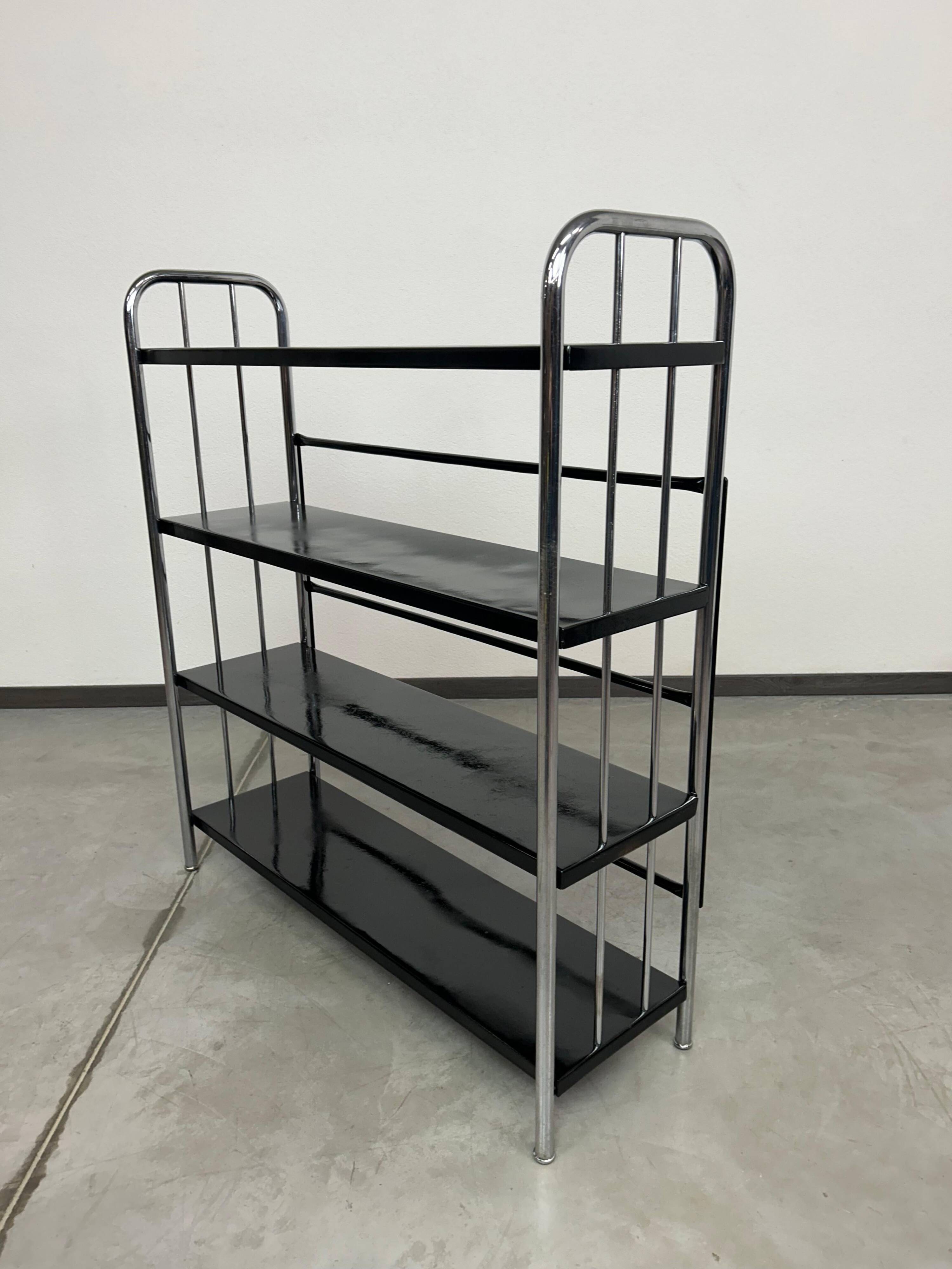 Étagère Bauhaus en acier tubulaire