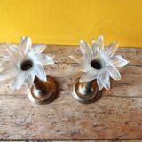 Paire de bougeoirs en laiton et bobèches en forme de fleur en verre opaque