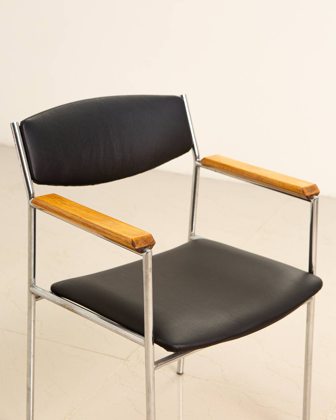 Leather and wood armchair by Gijs van der Sluis 80's