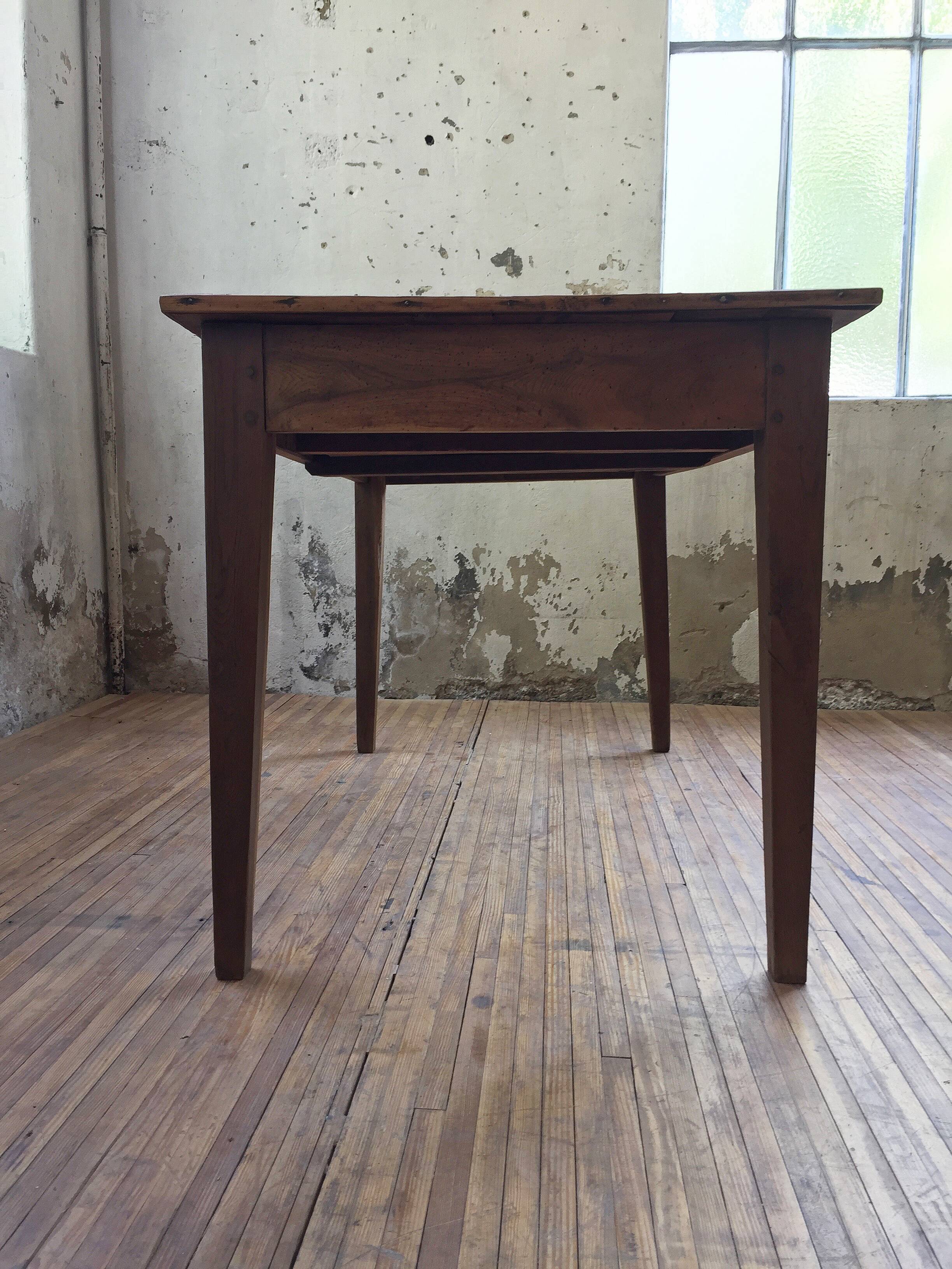 Table de ferme en noyer